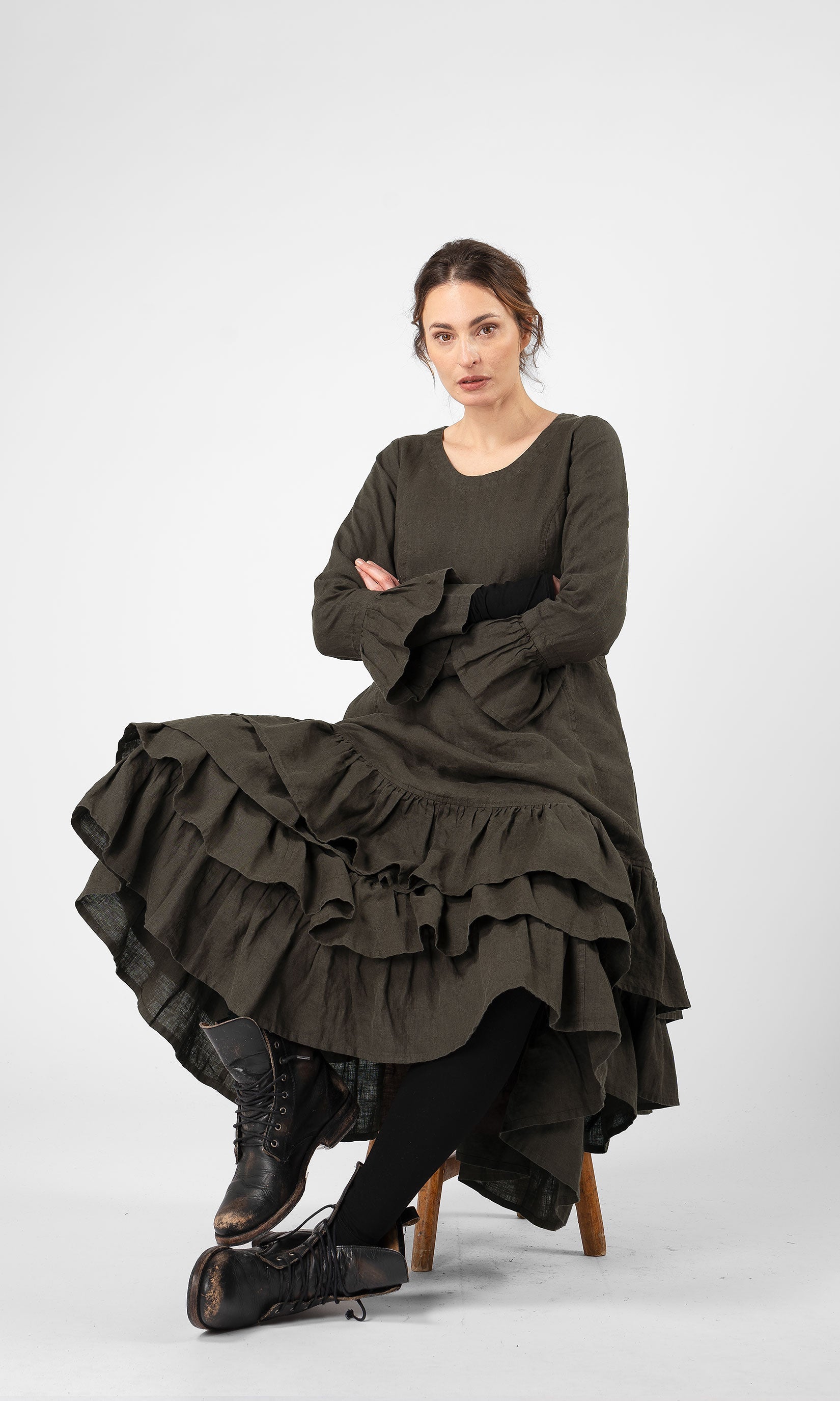 Linneklänning med volanger i nederkant och ärmslut