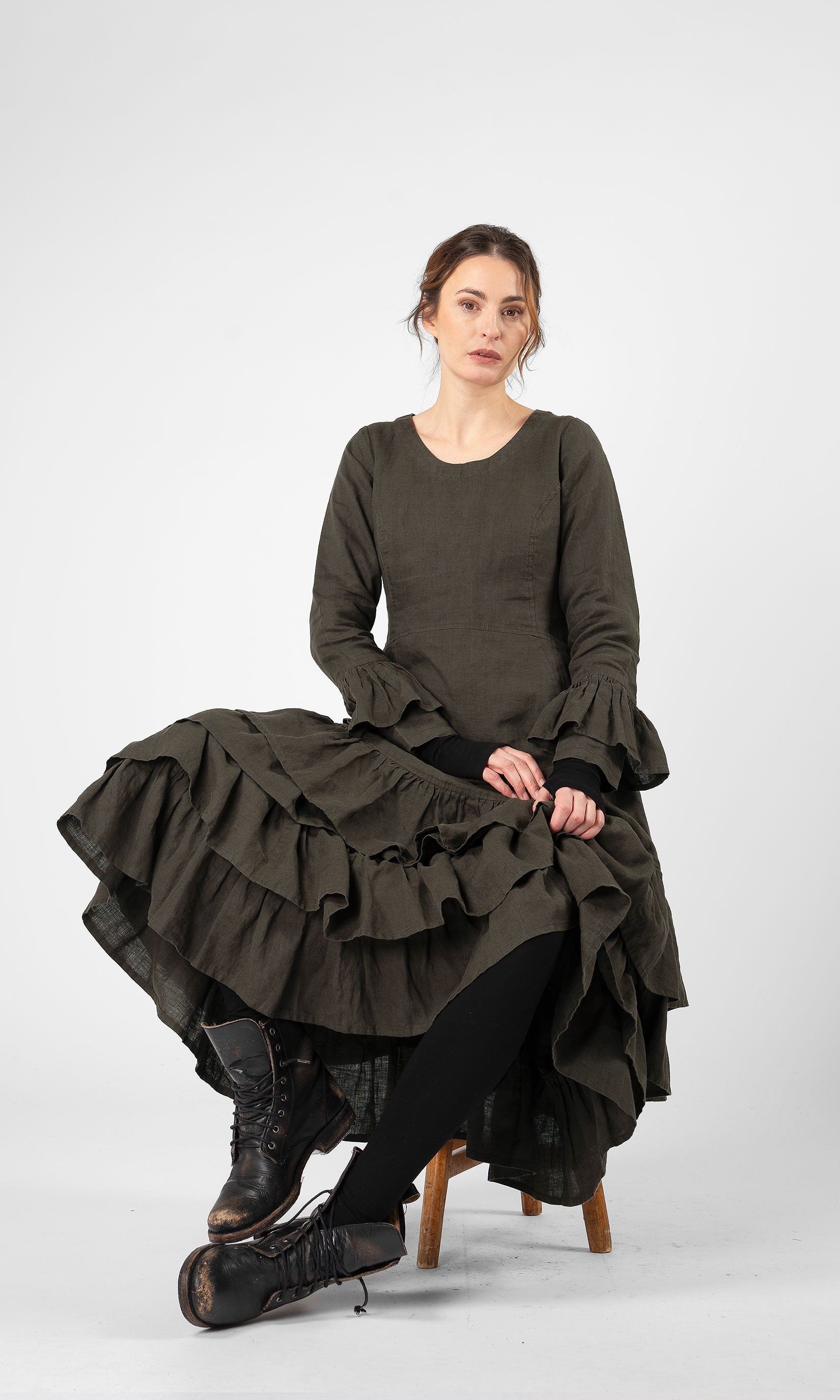 Linneklänning med volanger i nederkant och ärmslut