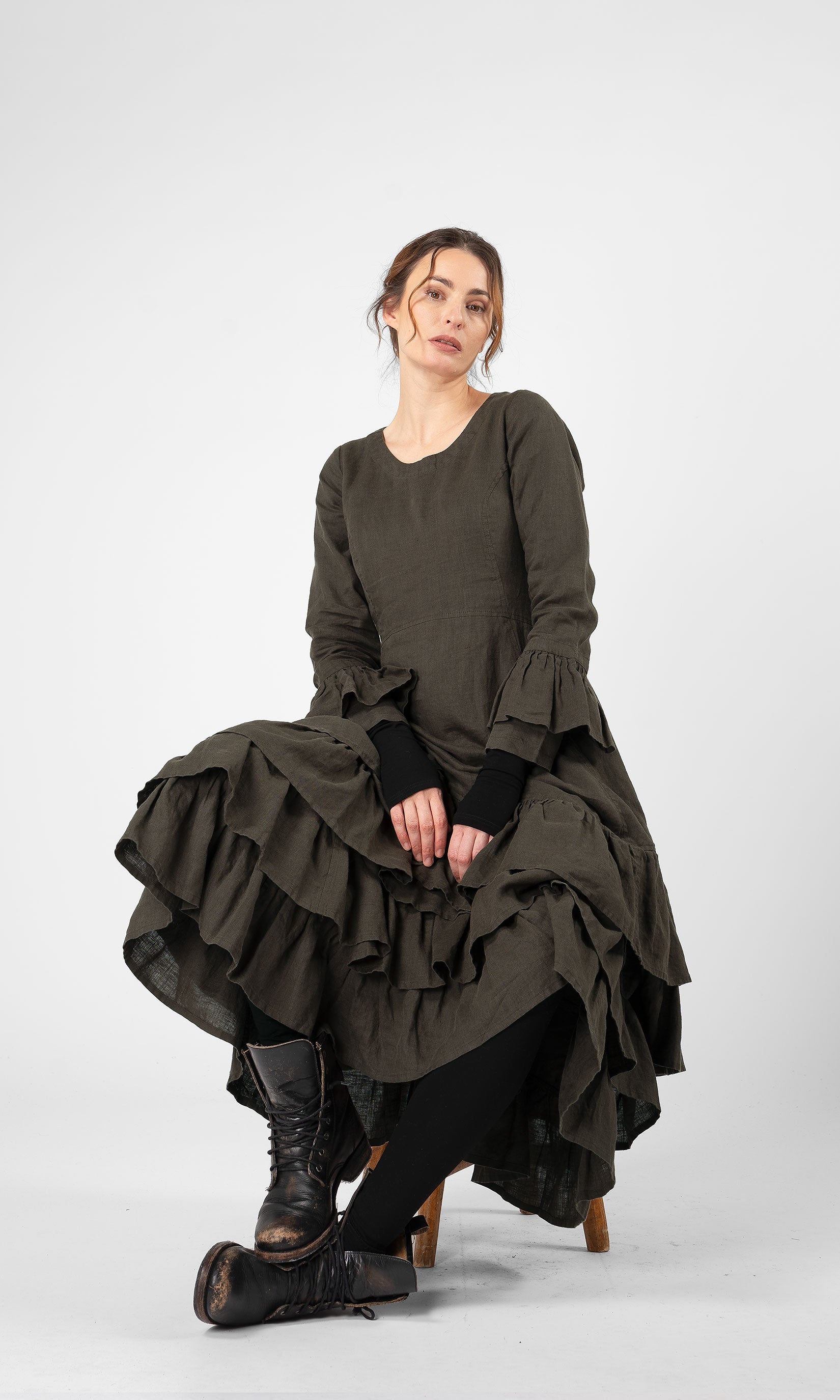 Linneklänning med volanger i nederkant och ärmslut