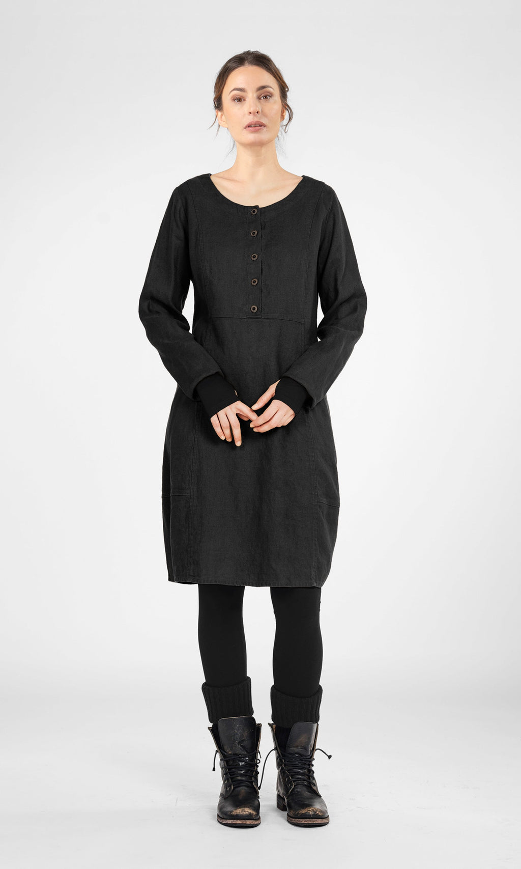 Linneklänning i kort, figursydd modell