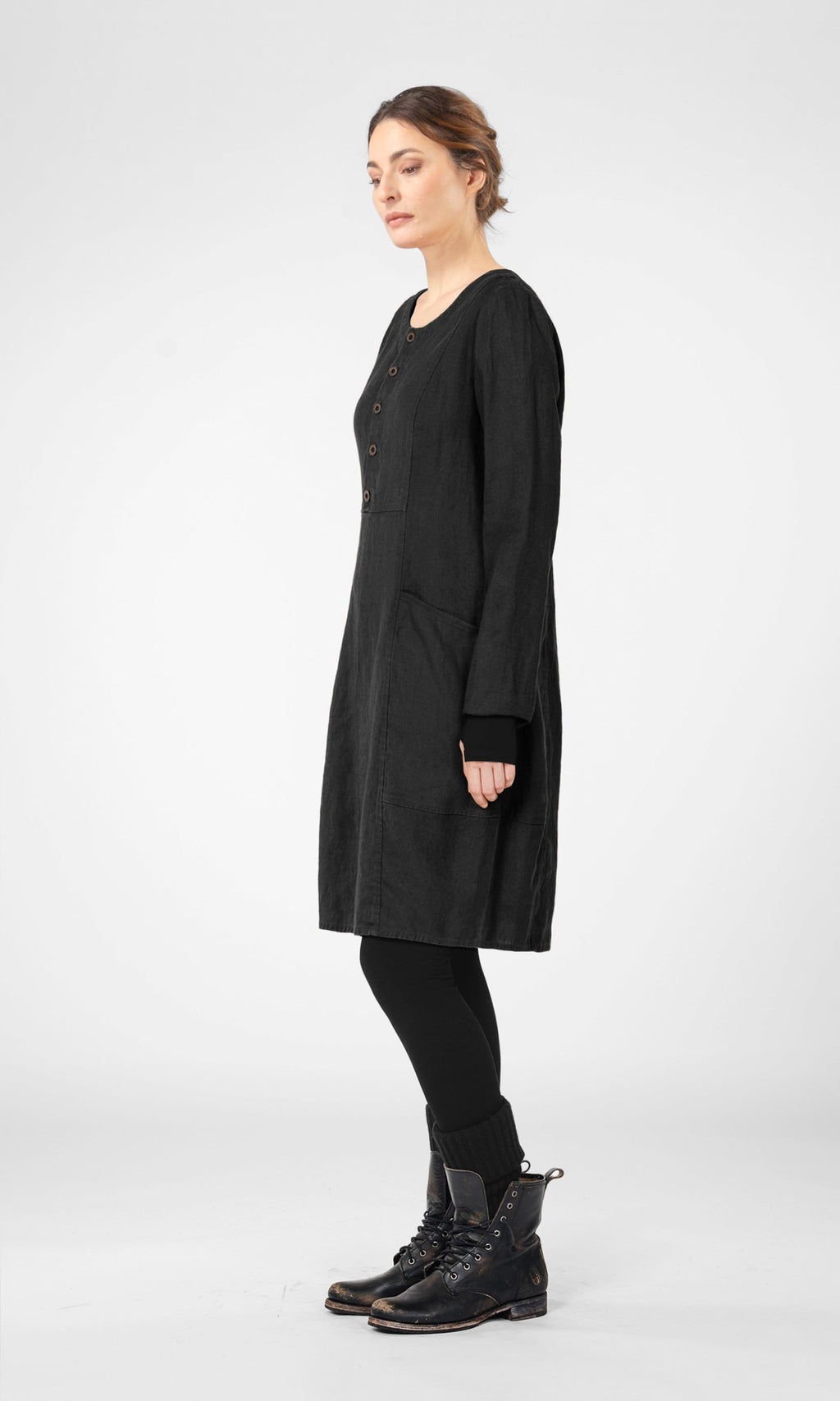 Linneklänning i kort, figursydd modell