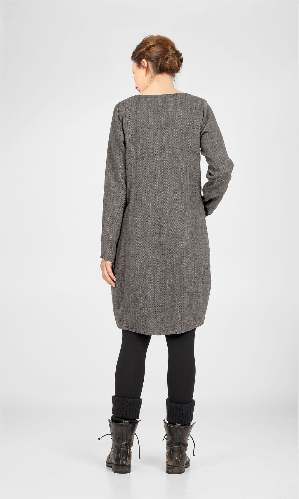 Linneklänning i kort, figursydd modell