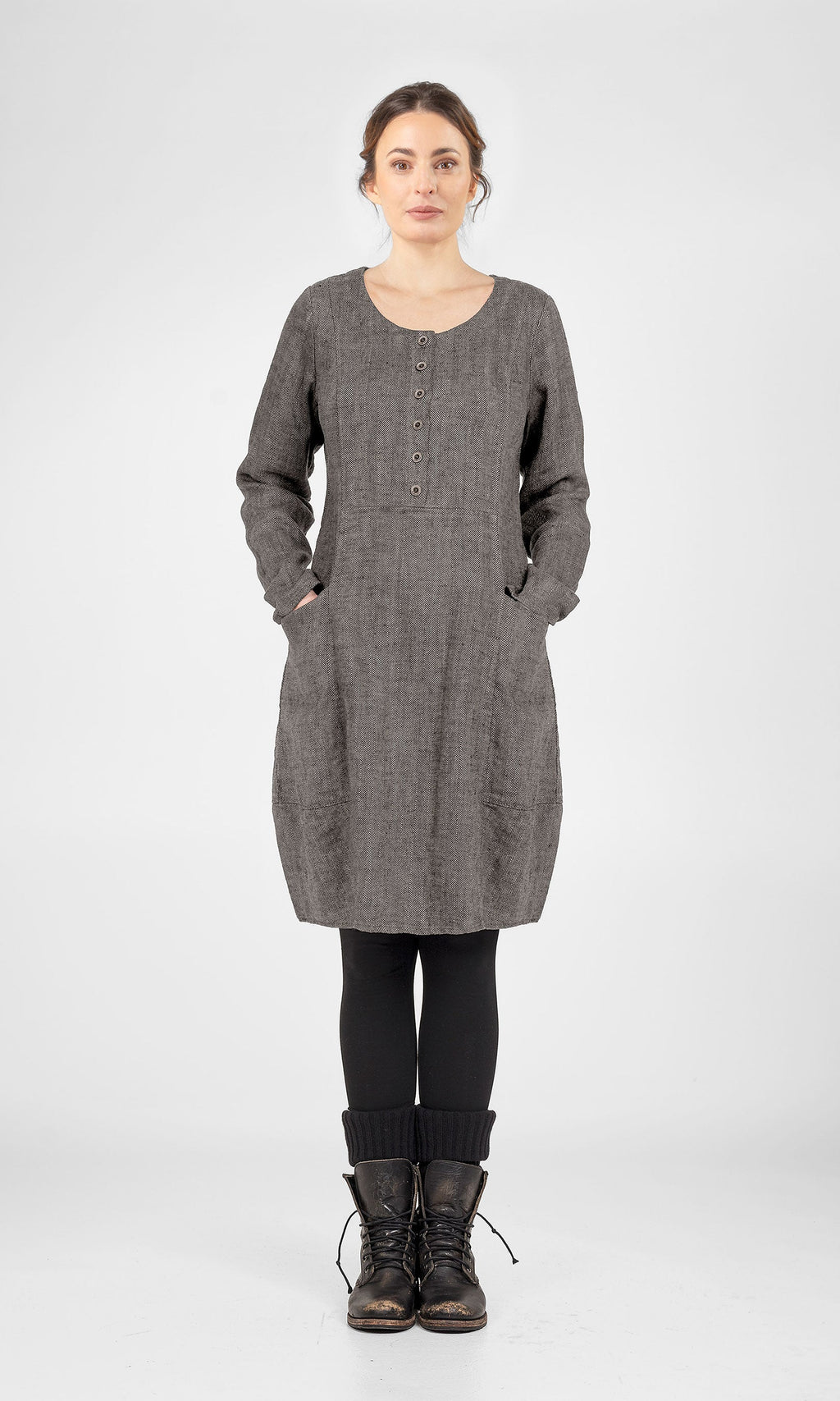 Linneklänning i kort, figursydd modell