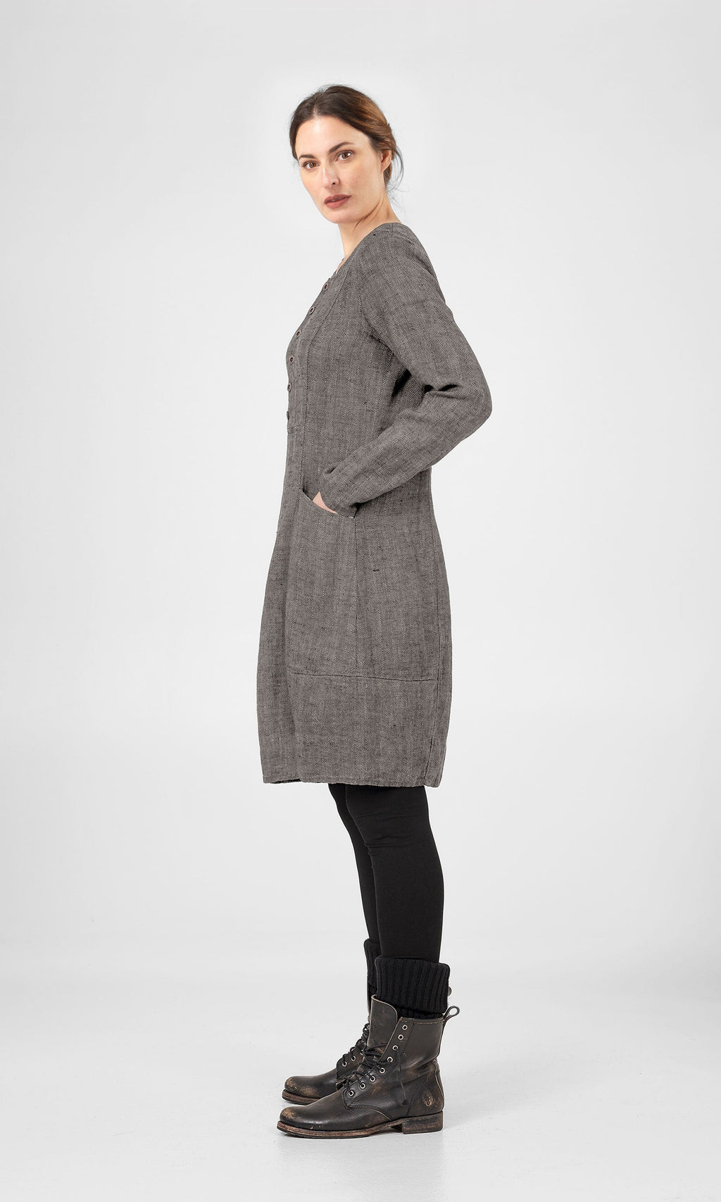 Linneklänning i kort, figursydd modell