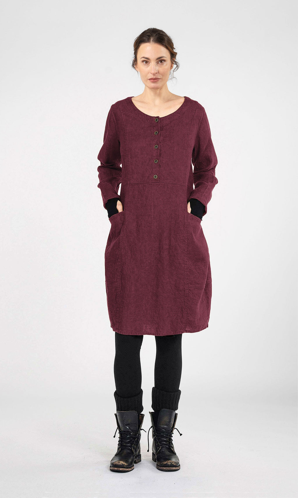 Linneklänning i kort, figursydd modell