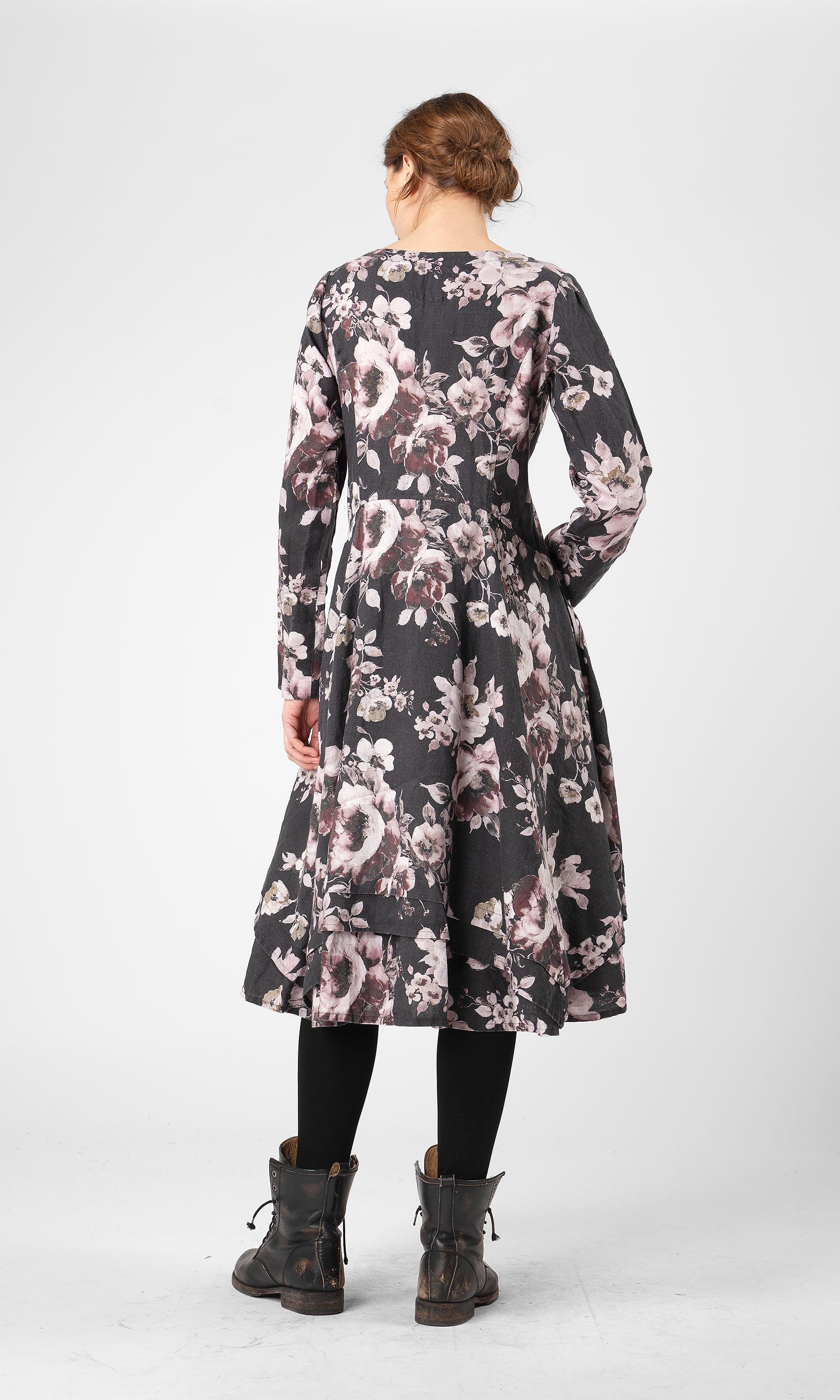 Linneklänning med lång ärm och knappar