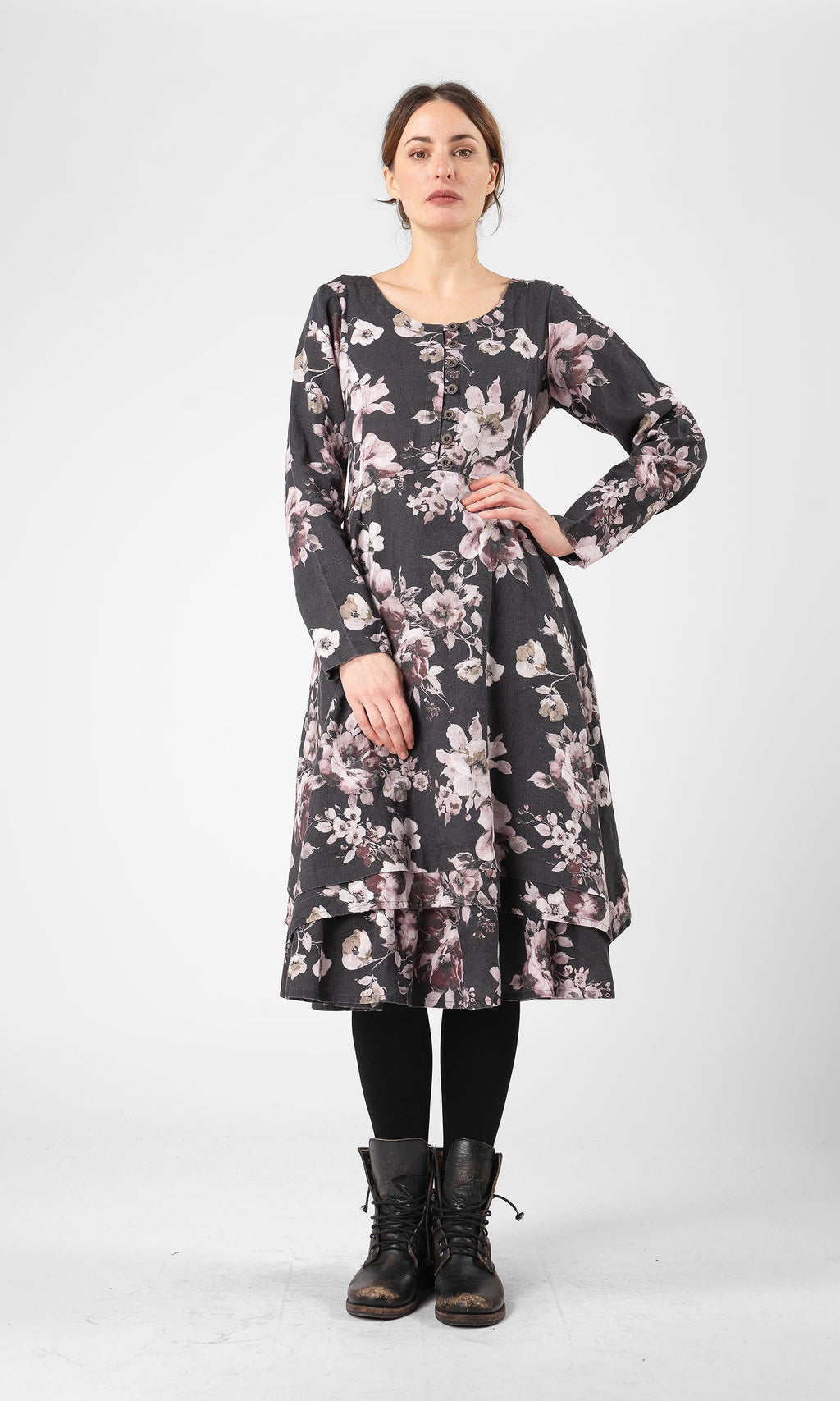 Linneklänning med lång ärm och knappar