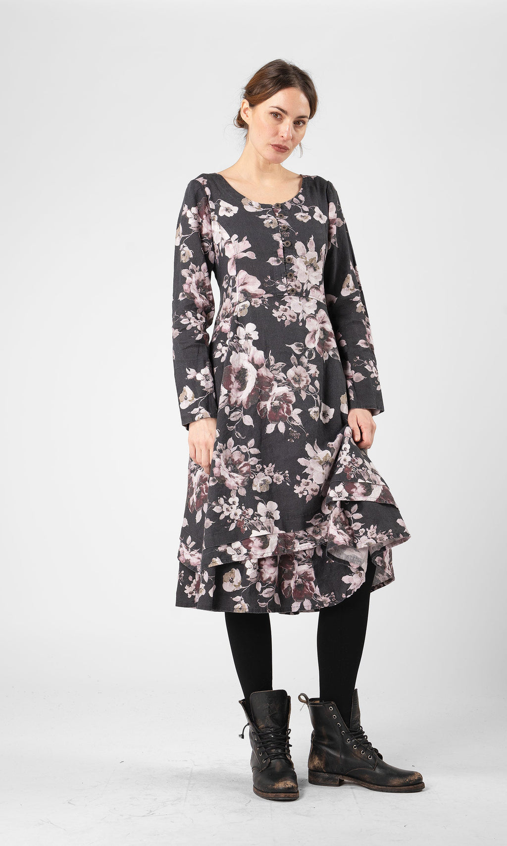 Linneklänning med lång ärm och knappar