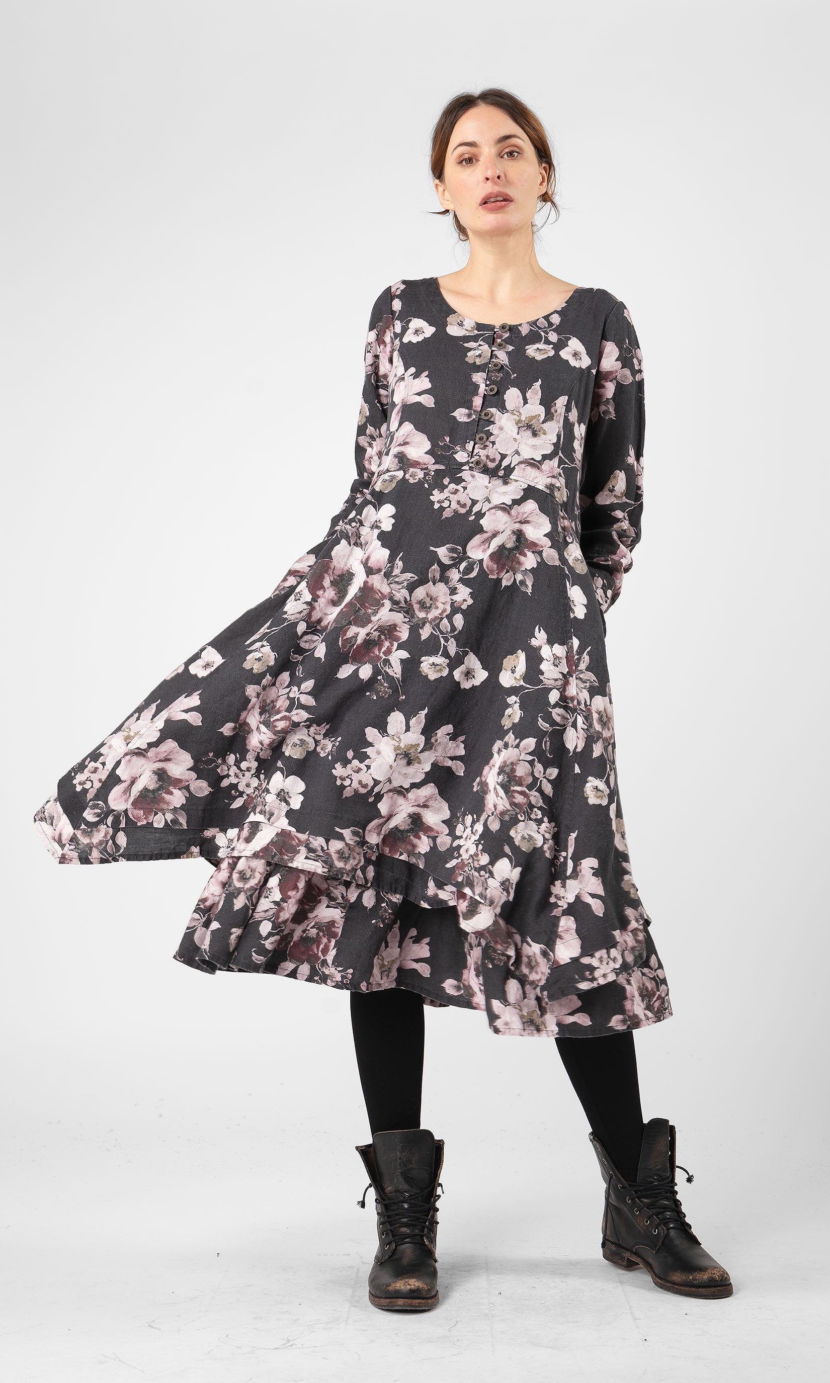 Linneklänning med lång ärm och knappar