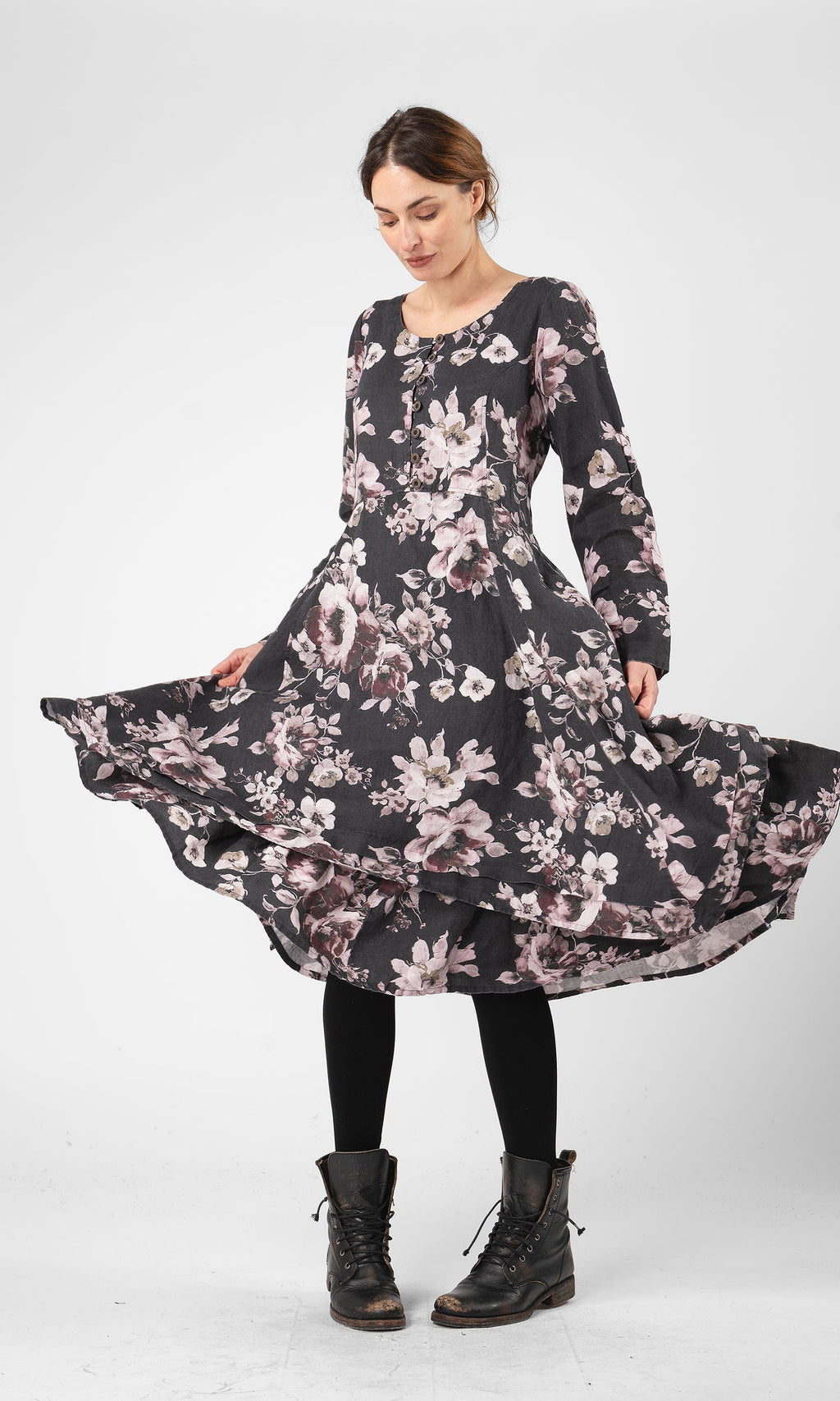 Linneklänning med lång ärm och knappar