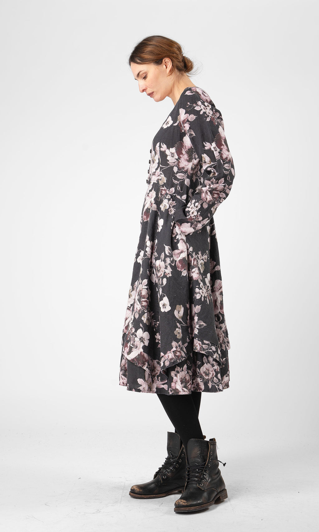 Linneklänning med lång ärm och knappar