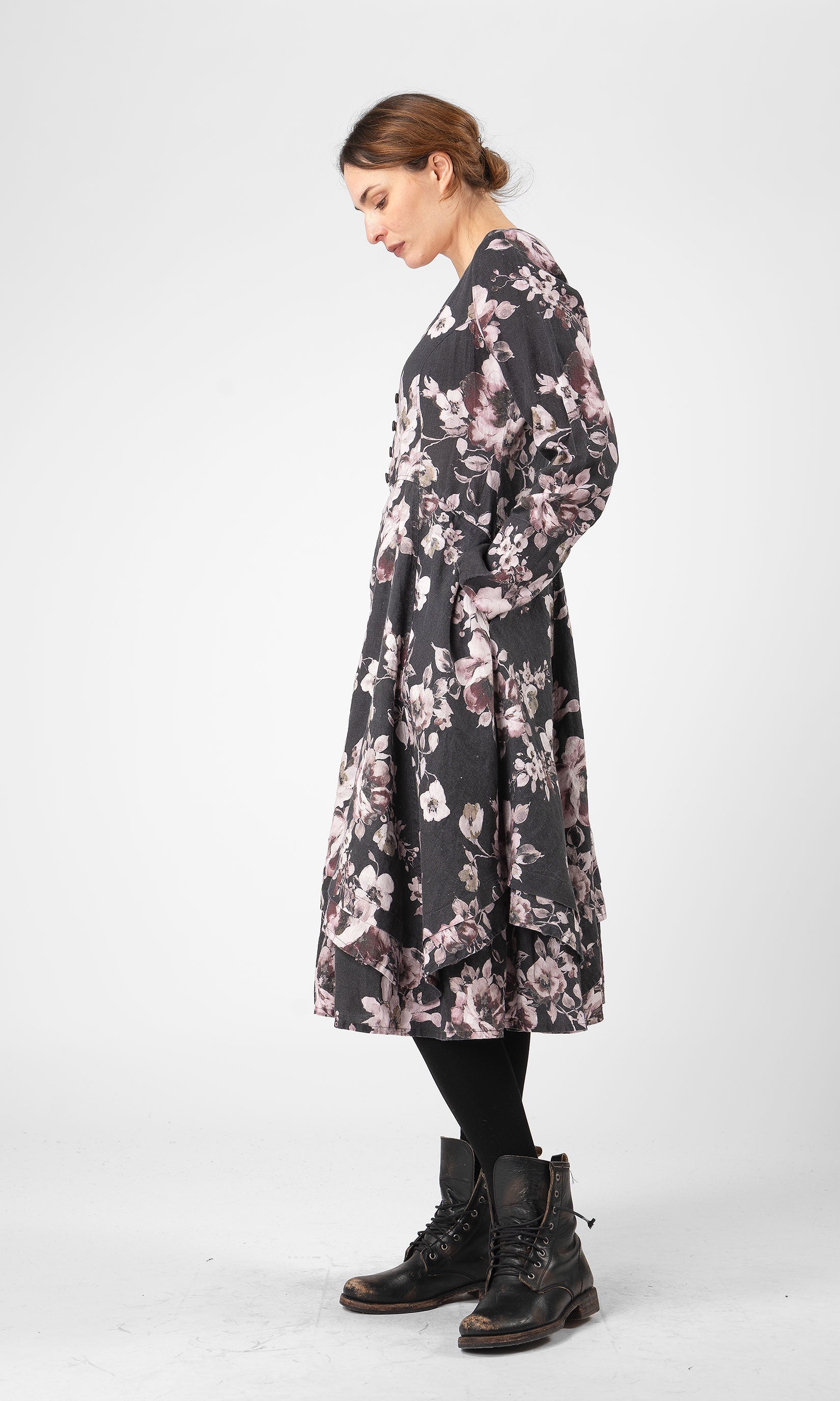 Linneklänning med lång ärm och knappar