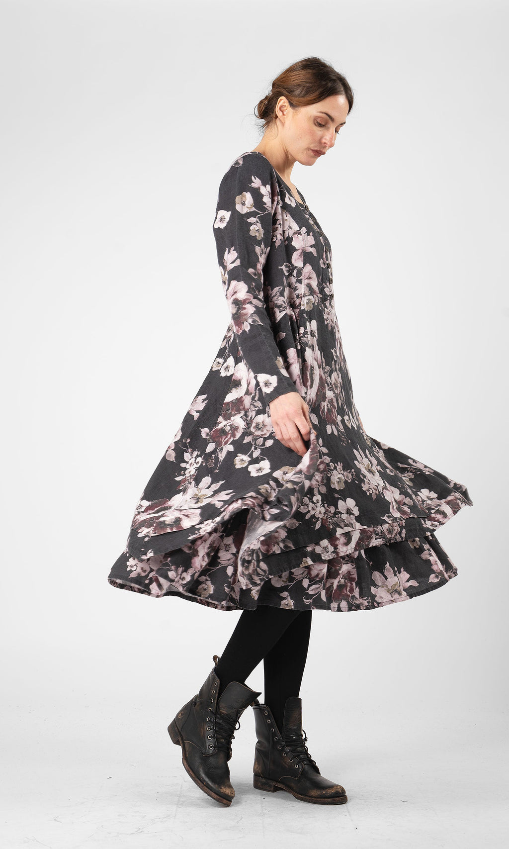 Linneklänning med lång ärm och knappar