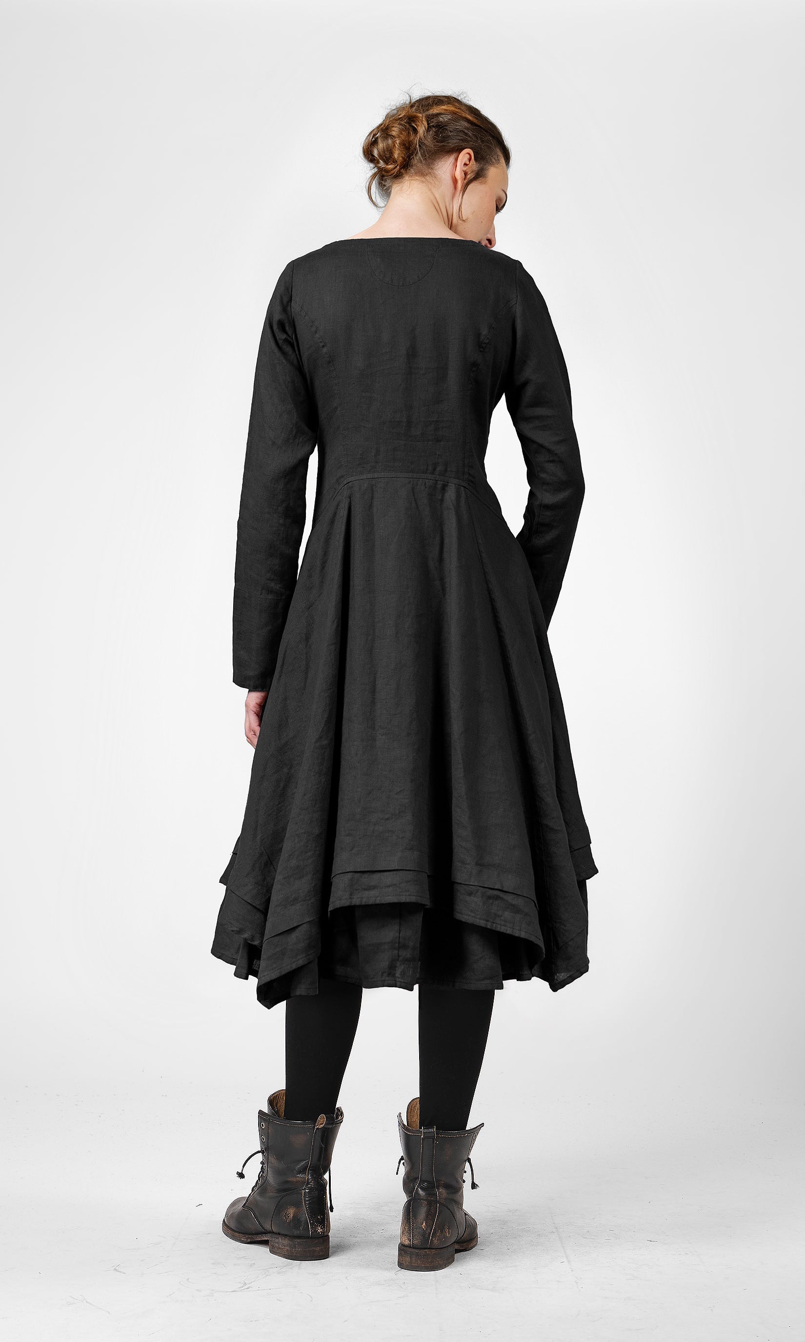 Linneklänning med lång ärm och knappar