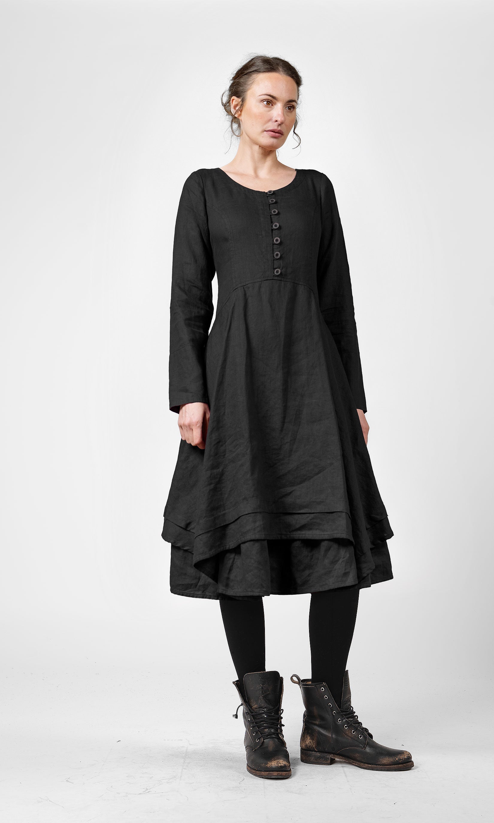 Linneklänning med lång ärm och knappar