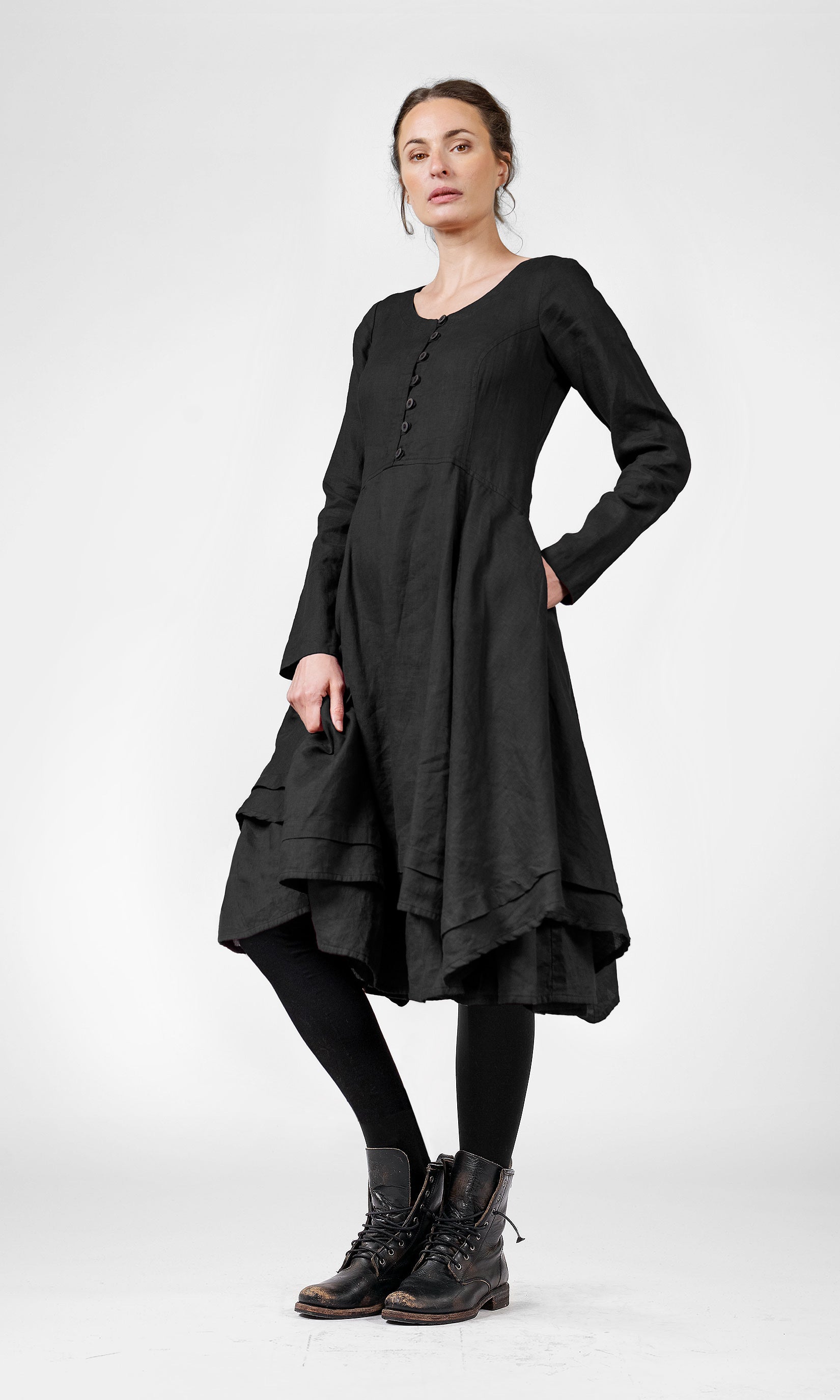 Linneklänning med lång ärm och knappar