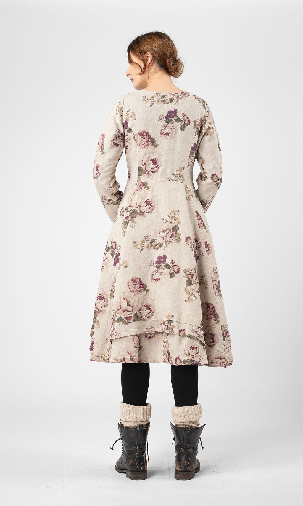 Linneklänning med lång ärm och knappar