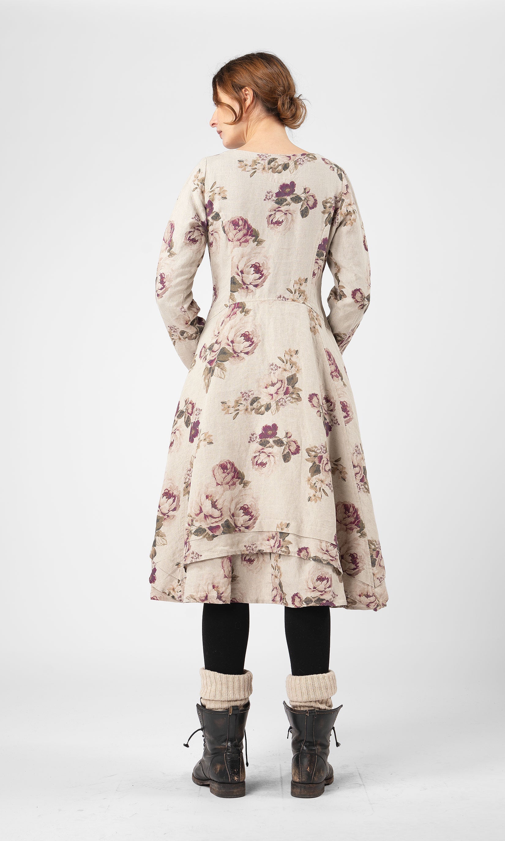 Linneklänning med lång ärm och knappar