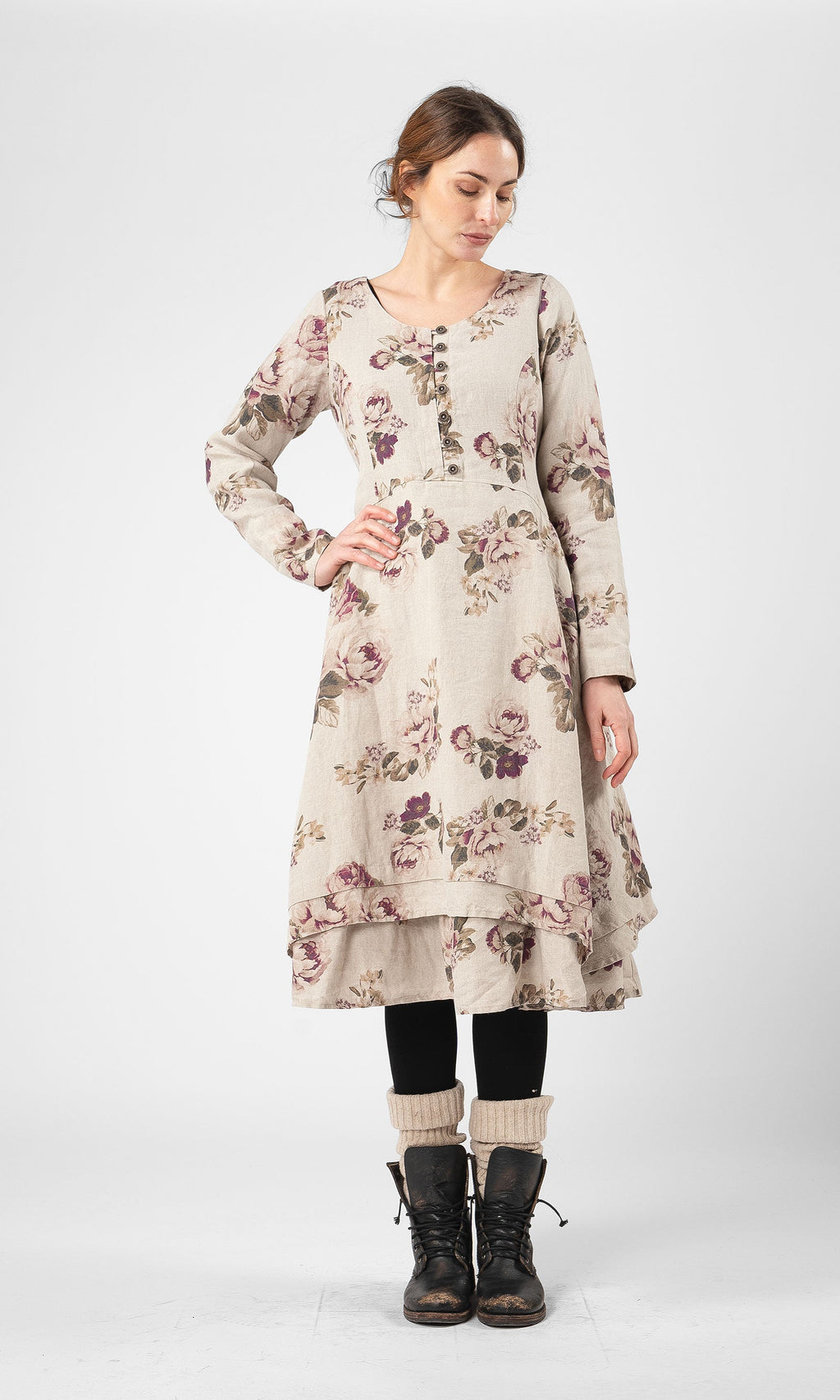 Linneklänning med lång ärm och knappar