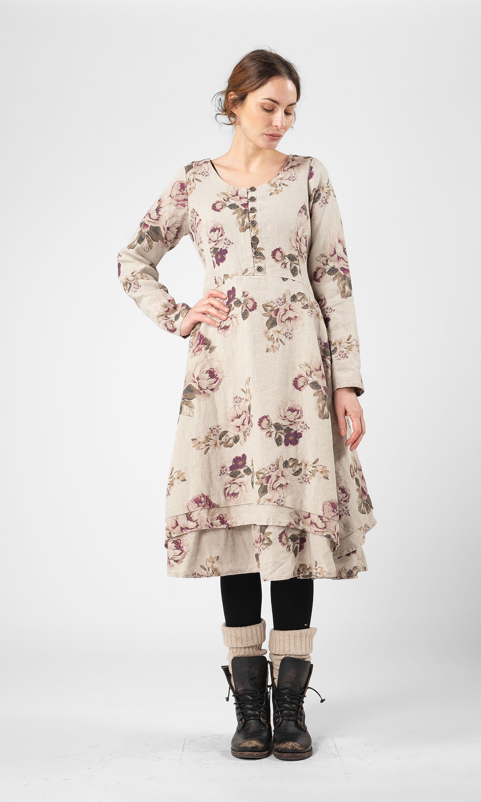 Linneklänning med lång ärm och knappar