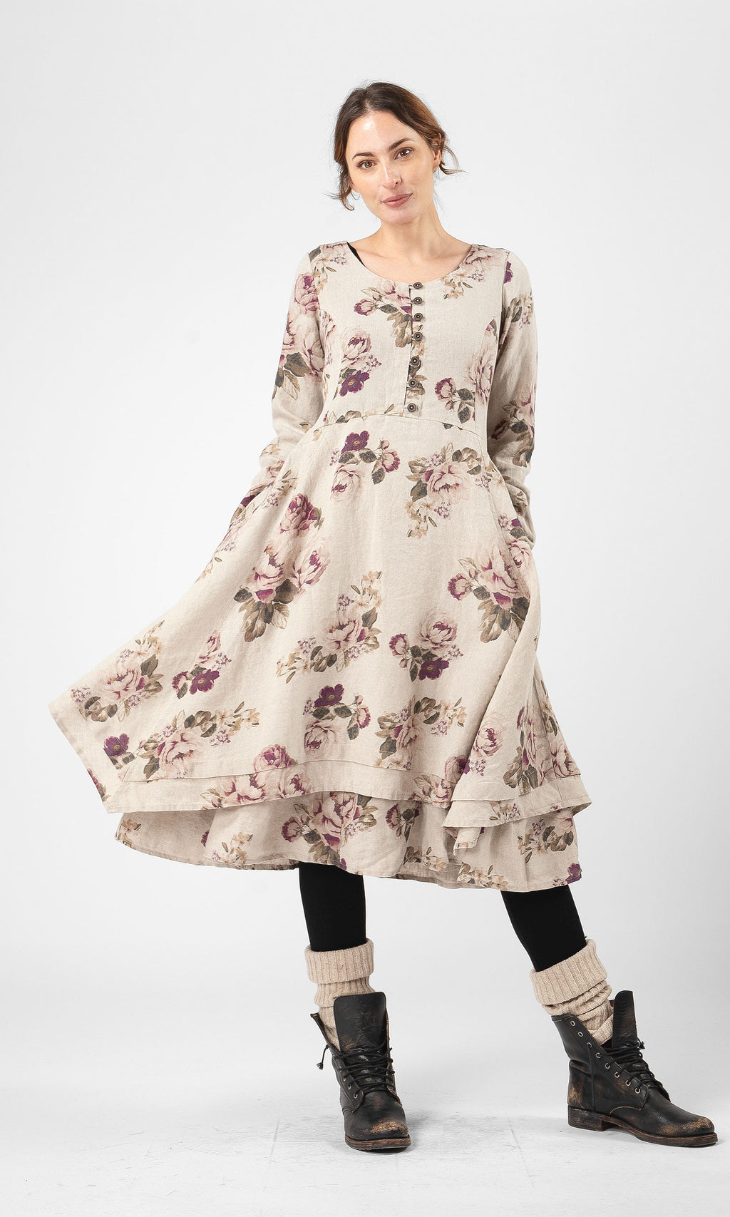 Linneklänning med lång ärm och knappar