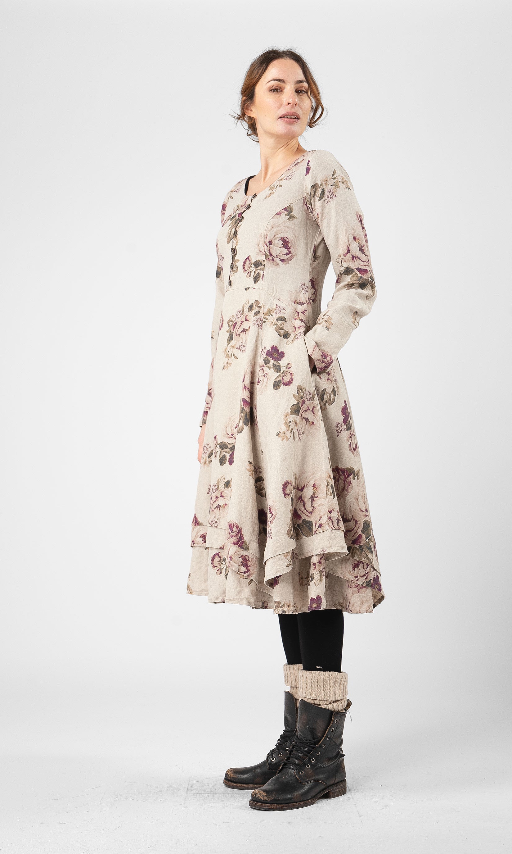 Linneklänning med lång ärm och knappar