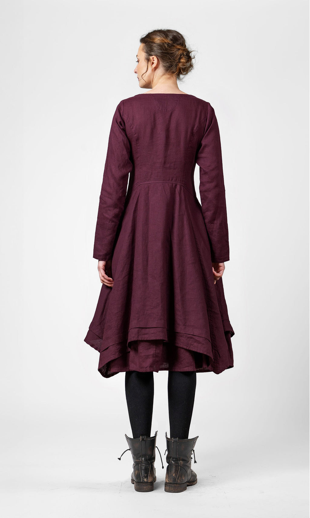 Linneklänning med lång ärm och knappar