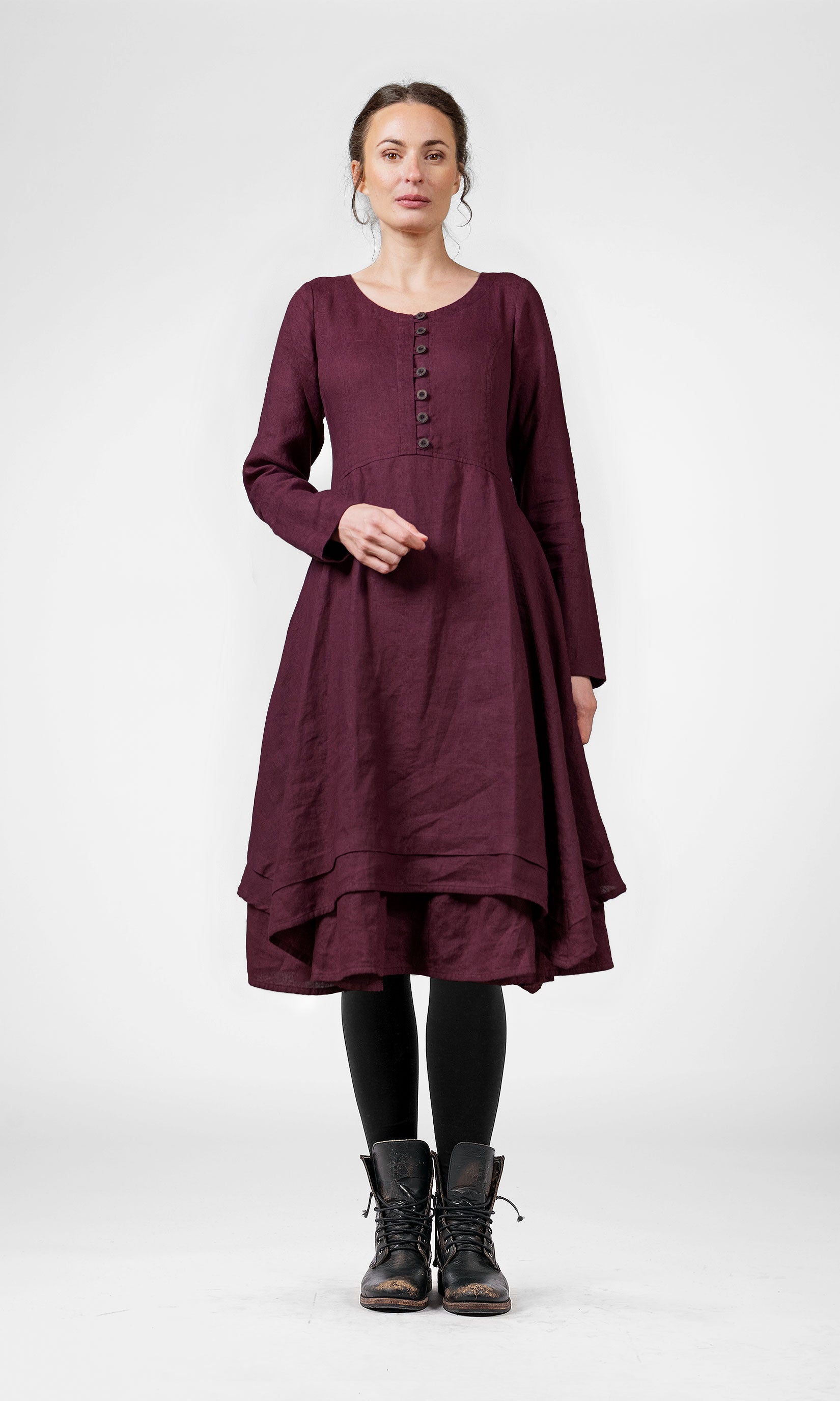 Linneklänning med lång ärm och knappar