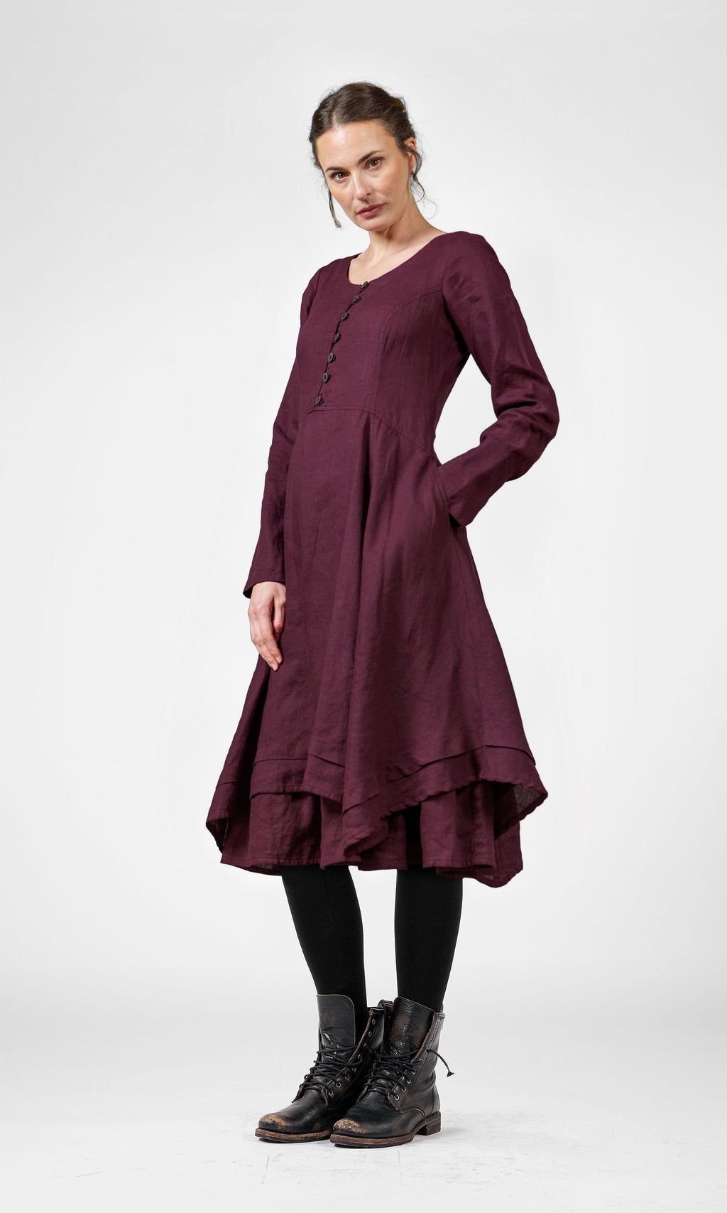 Linneklänning med lång ärm och knappar