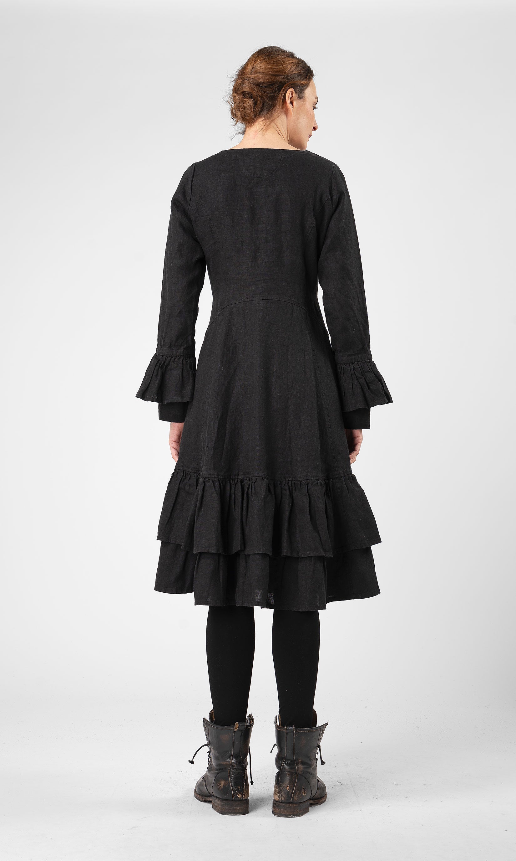 Linneklänning med volanger i nederkant och ärmslut