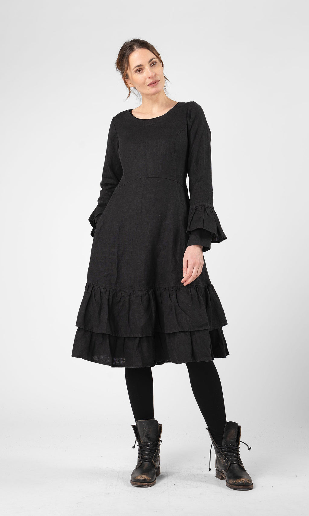 Linneklänning med volanger i nederkant och ärmslut