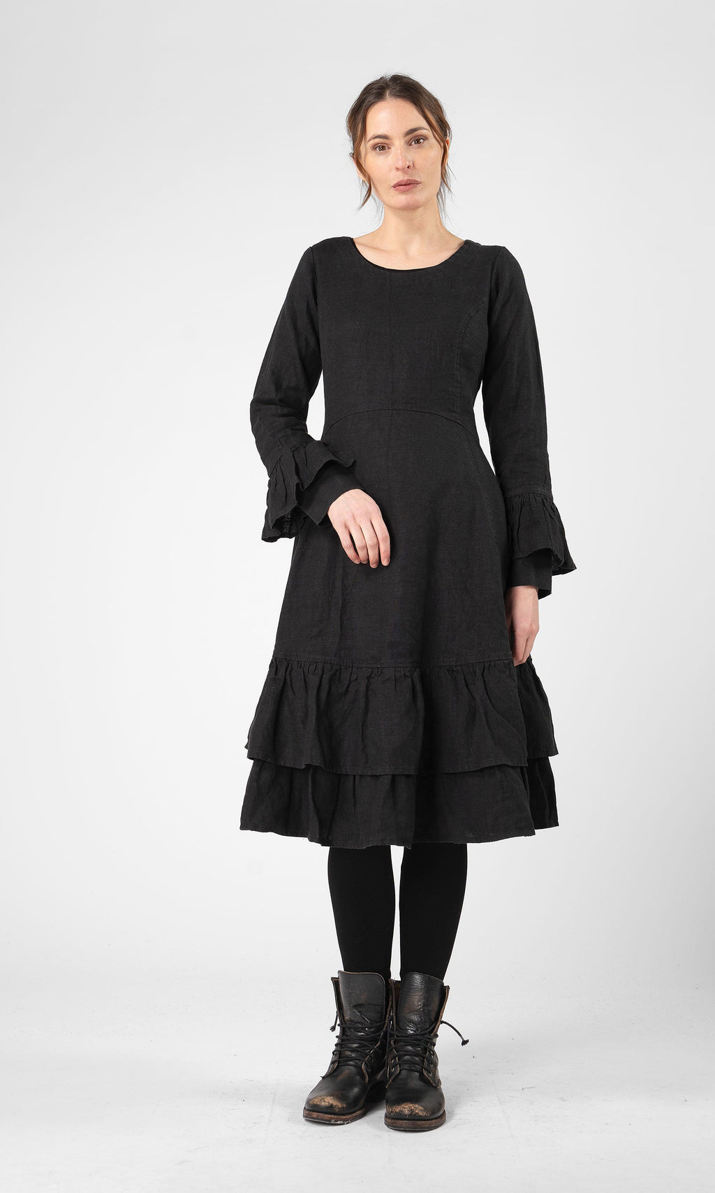 Linneklänning med volanger i nederkant och ärmslut