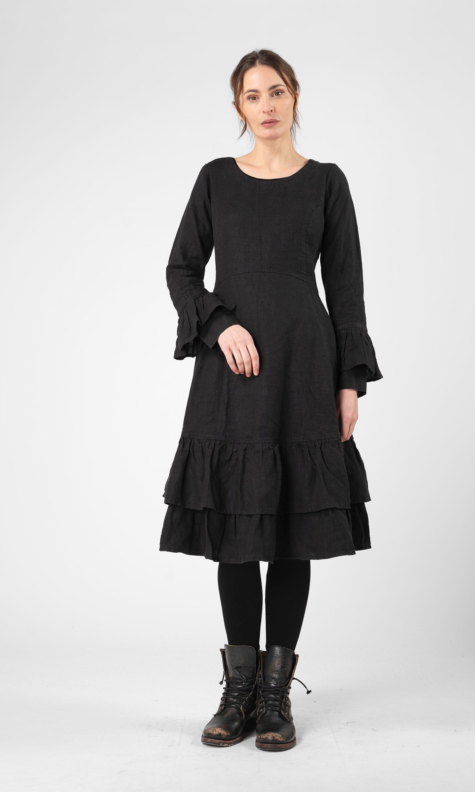 Linneklänning med volanger i nederkant och ärmslut