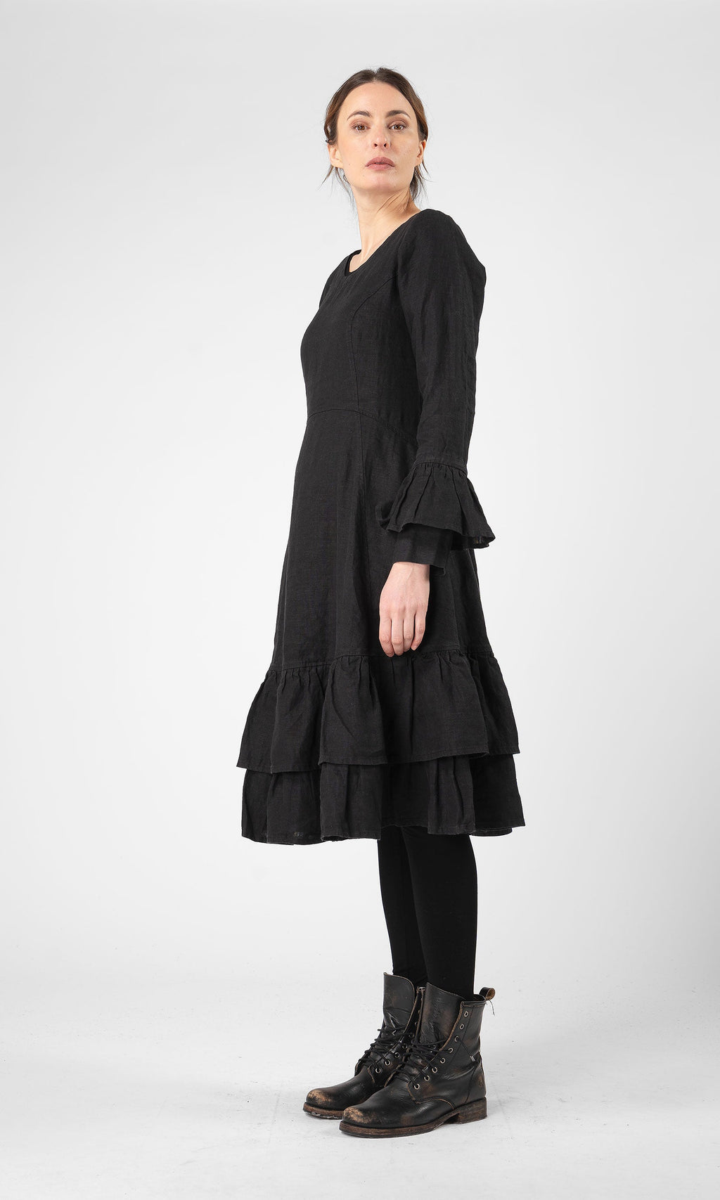 Linneklänning med volanger i nederkant och ärmslut