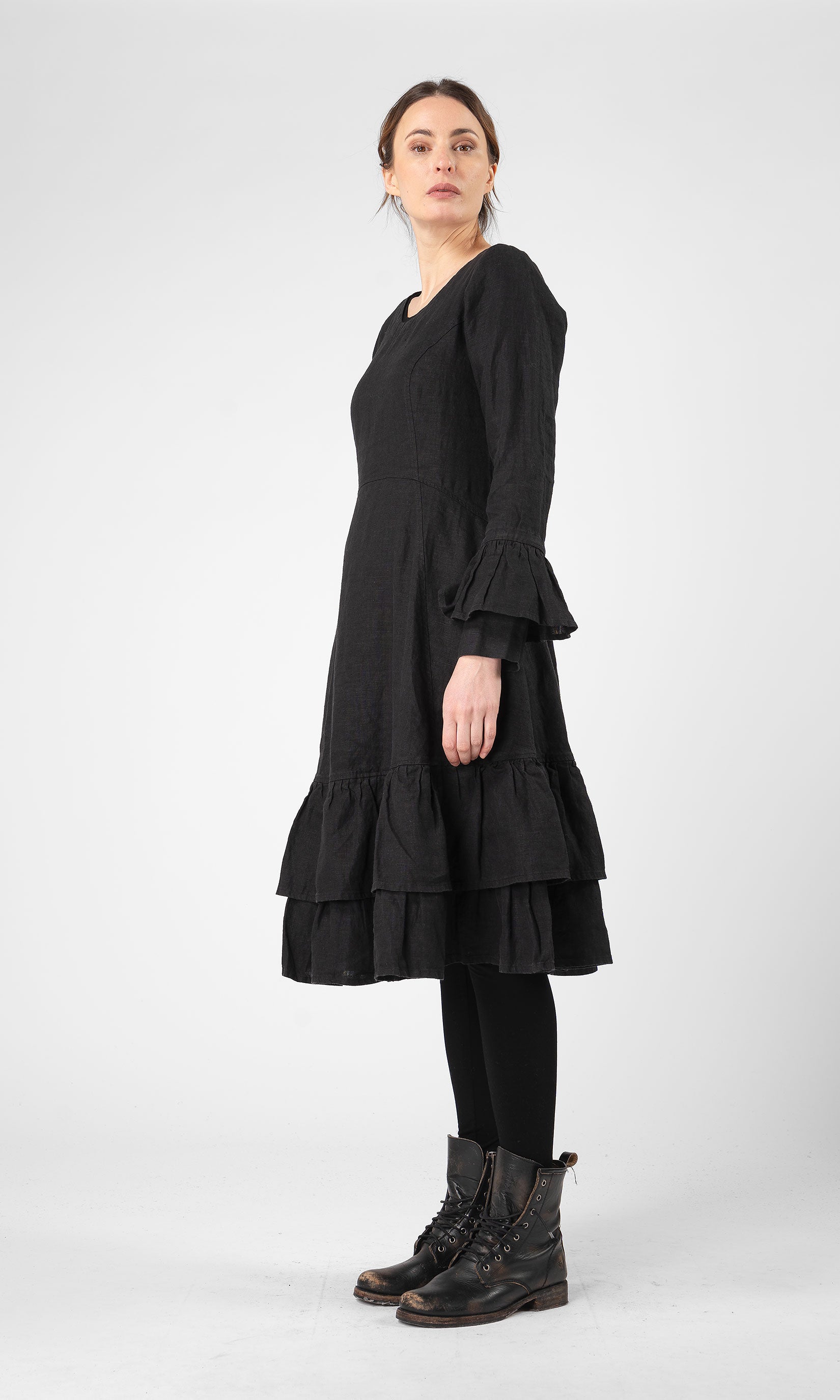 Linneklänning med volanger i nederkant och ärmslut