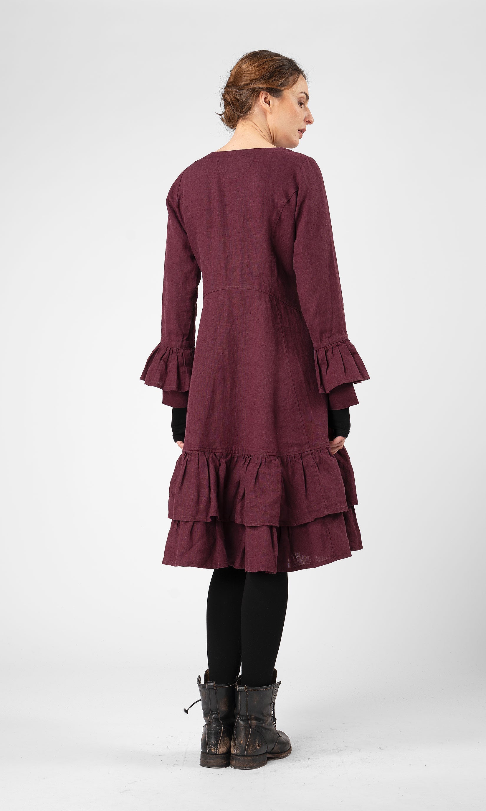 Linneklänning med volanger i nederkant och ärmslut