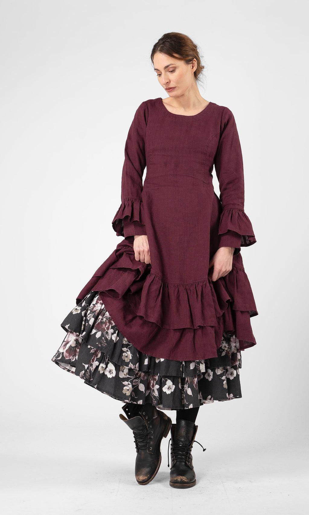 Linneklänning med volanger i nederkant och ärmslut