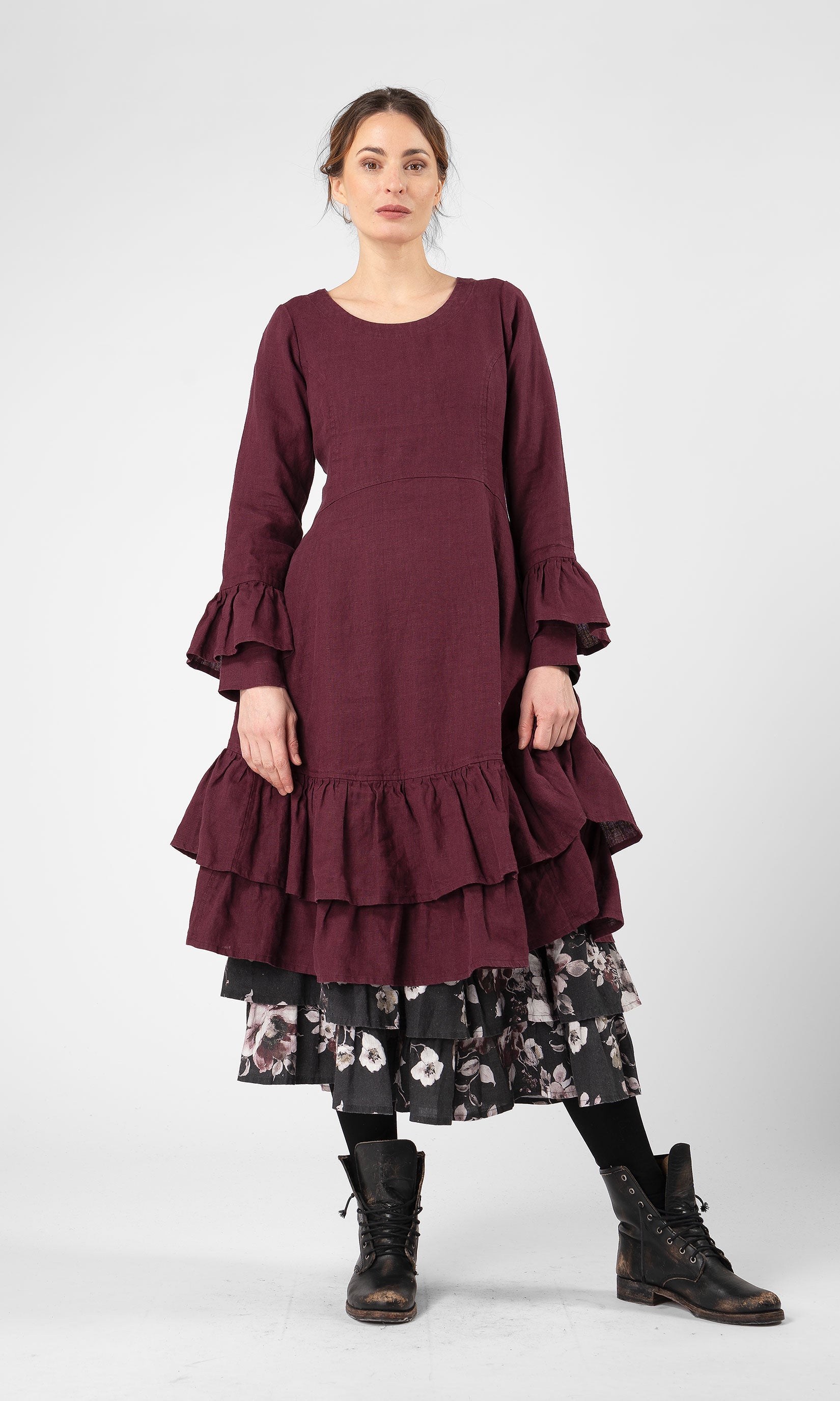 Linneklänning med volanger i nederkant och ärmslut