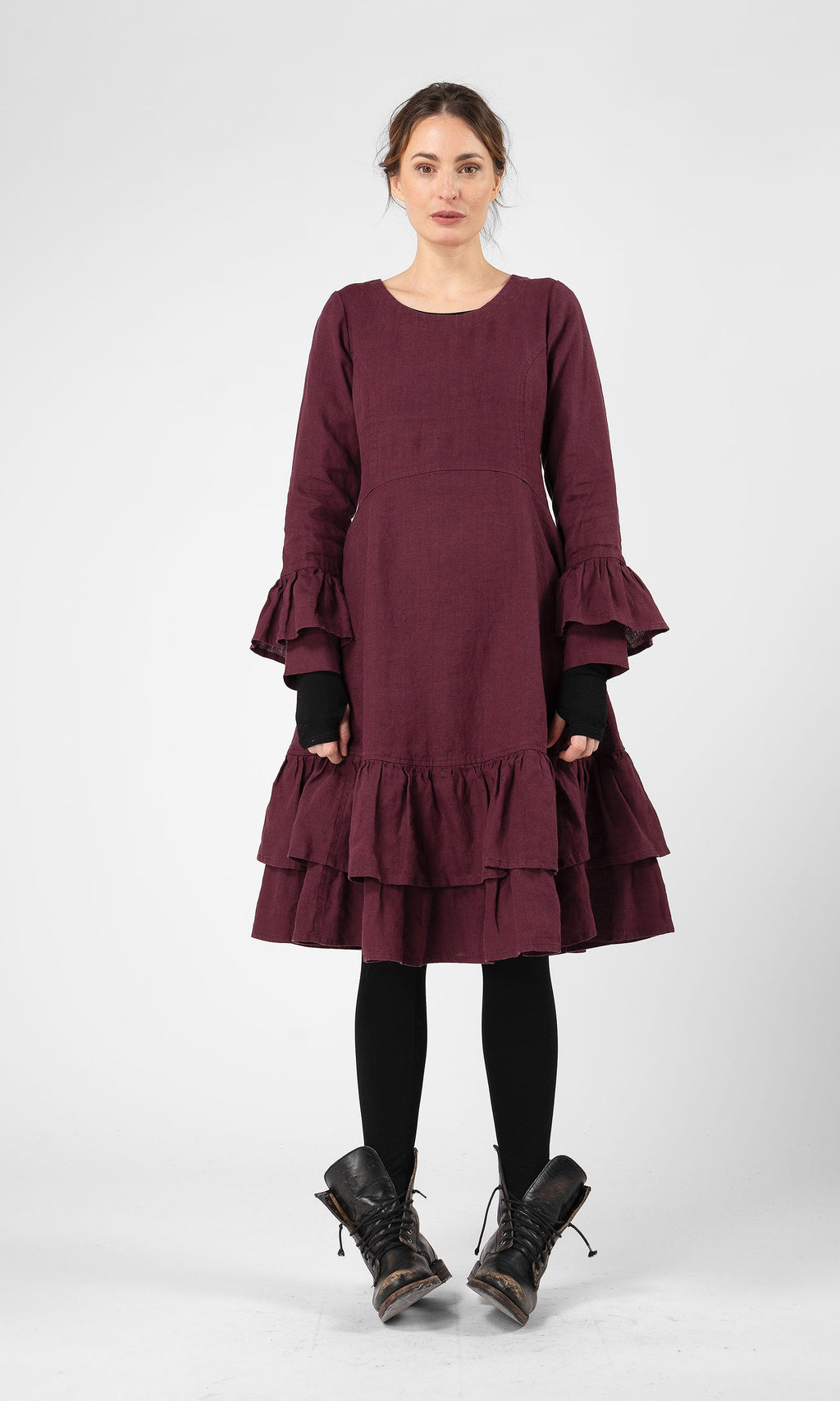 Linneklänning med volanger i nederkant och ärmslut