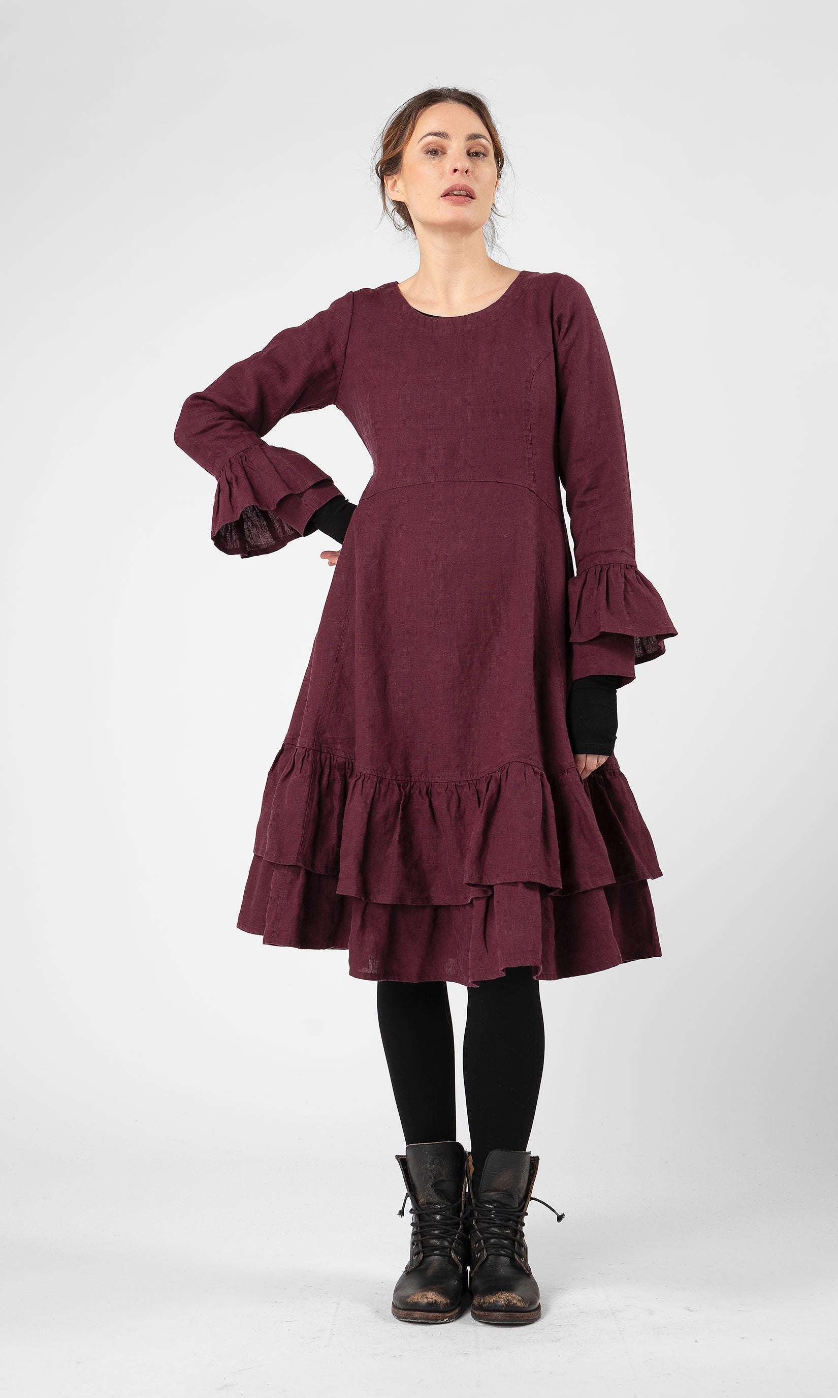 Linneklänning med volanger i nederkant och ärmslut