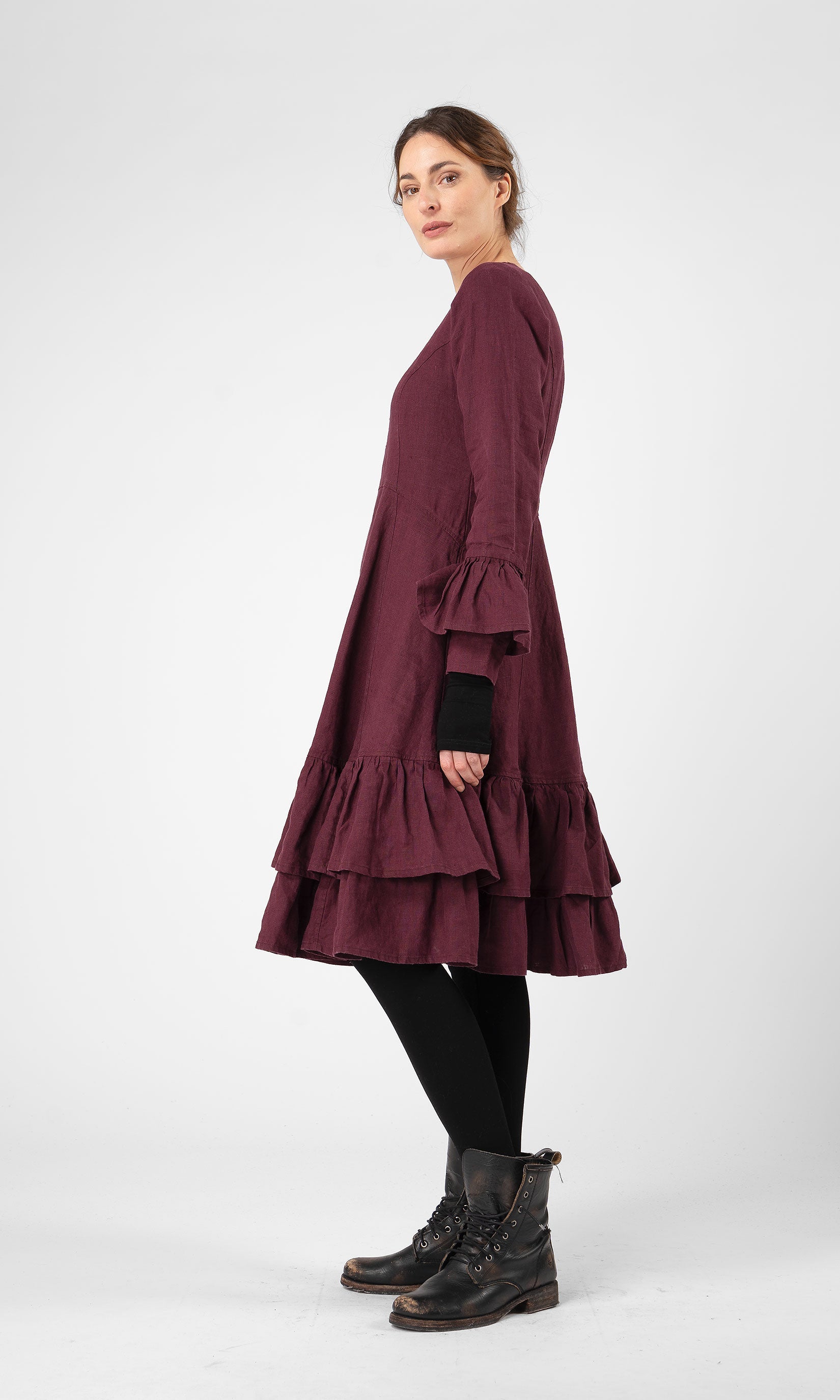 Linneklänning med volanger i nederkant och ärmslut