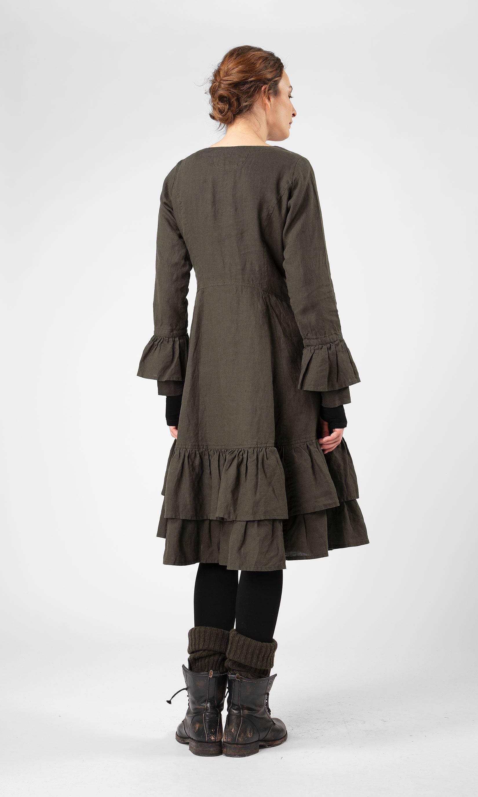 Linneklänning med volanger i nederkant och ärmslut