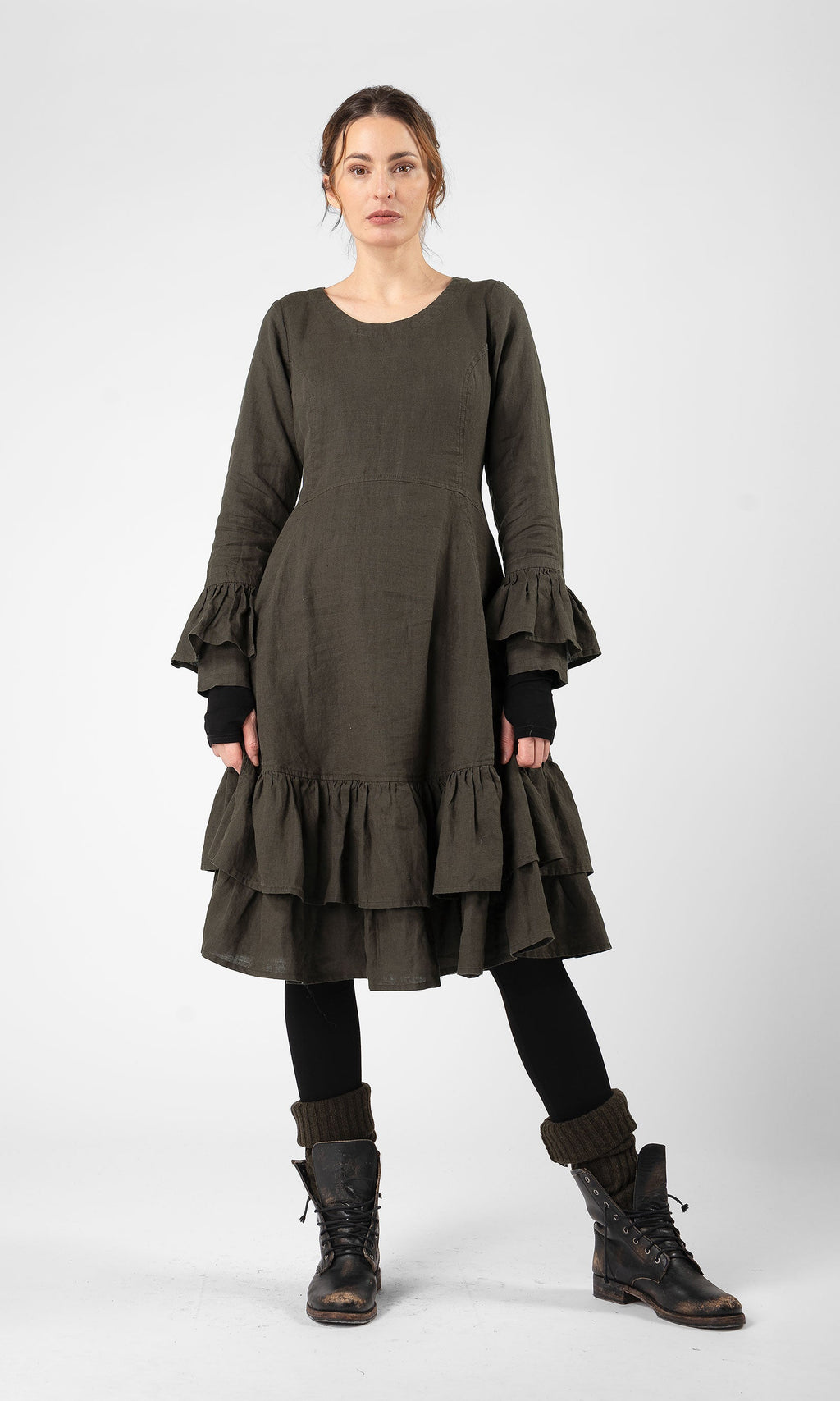 Linneklänning med volanger i nederkant och ärmslut