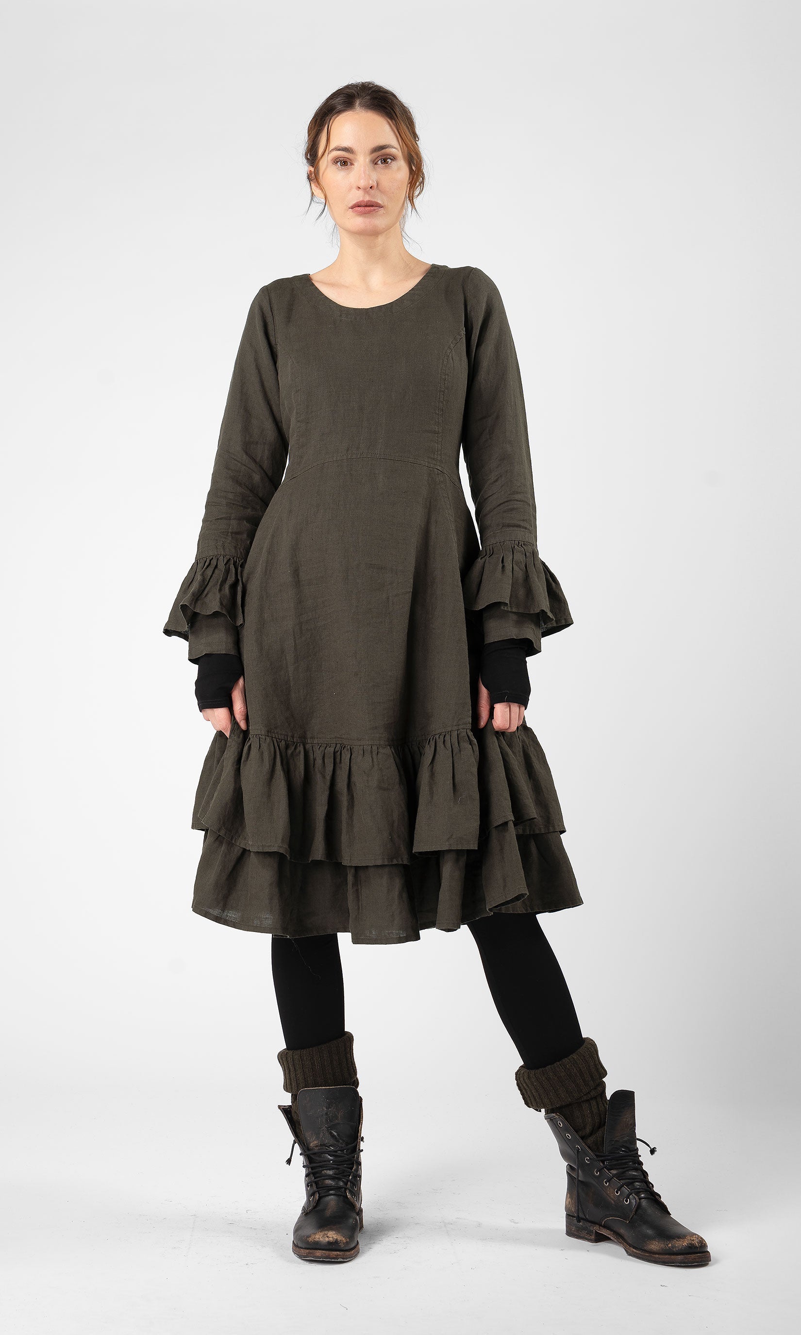 Linneklänning med volanger i nederkant och ärmslut