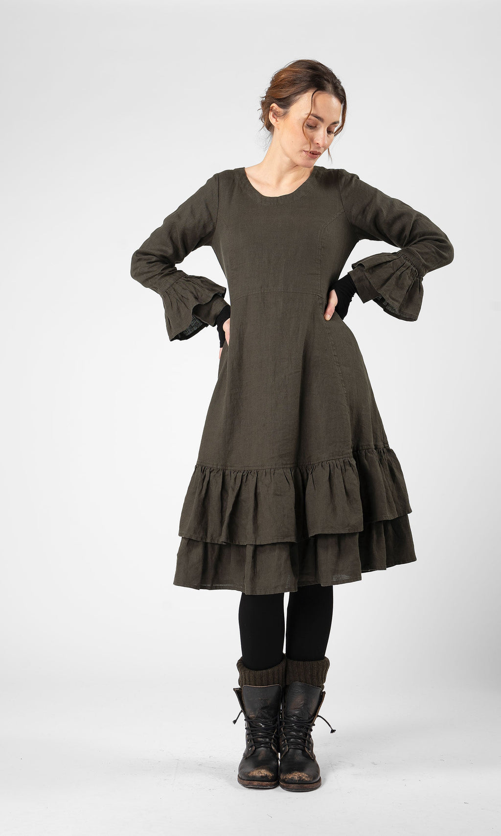 Linneklänning med volanger i nederkant och ärmslut