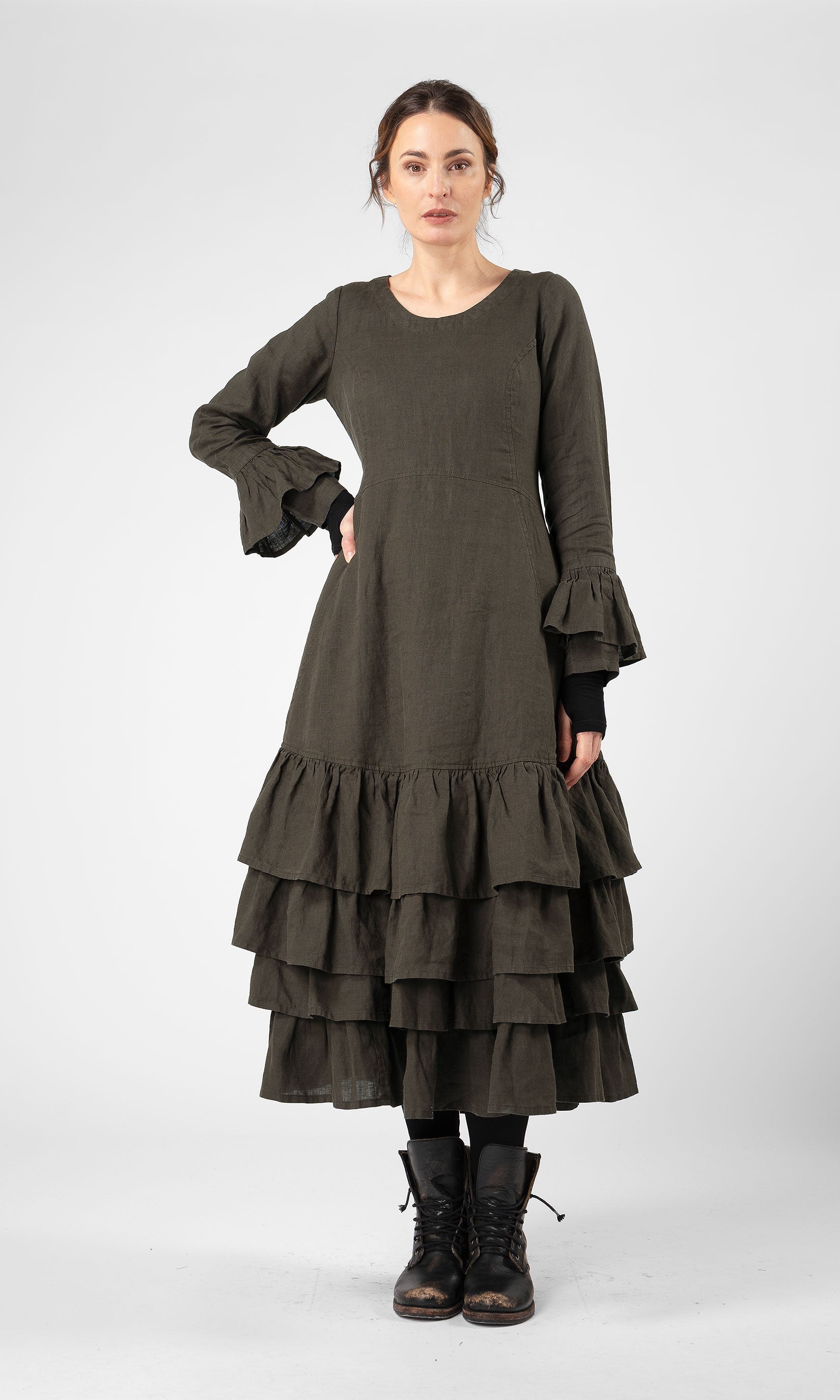 Linneklänning med volanger i nederkant och ärmslut