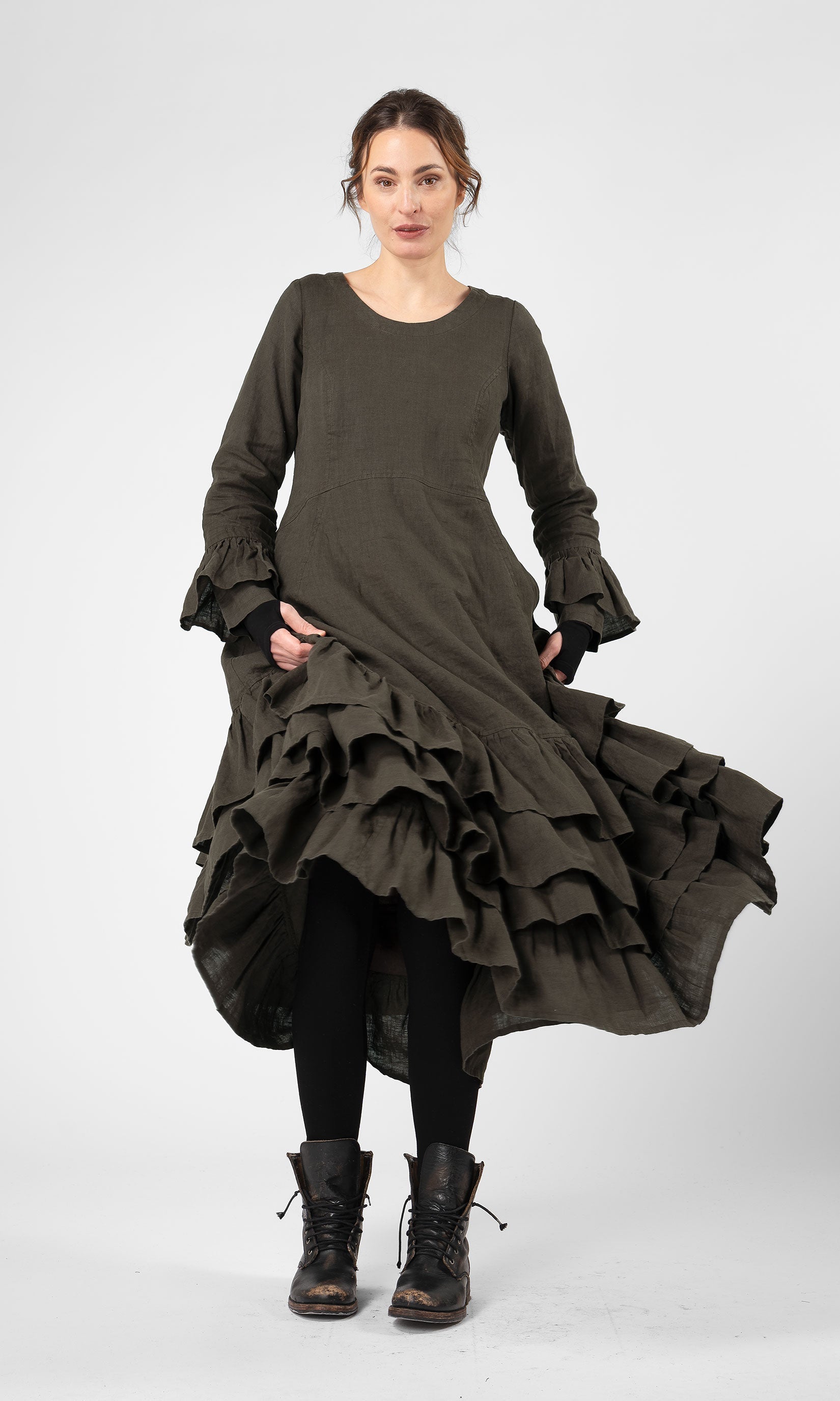 Linneklänning med volanger i nederkant och ärmslut