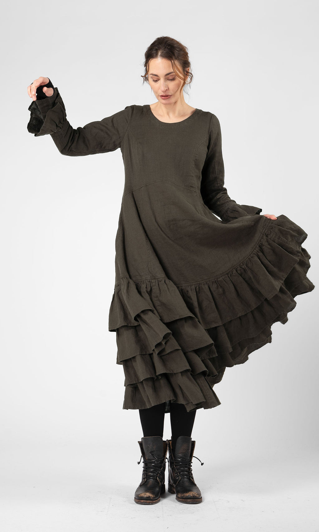 Linneklänning med volanger i nederkant och ärmslut