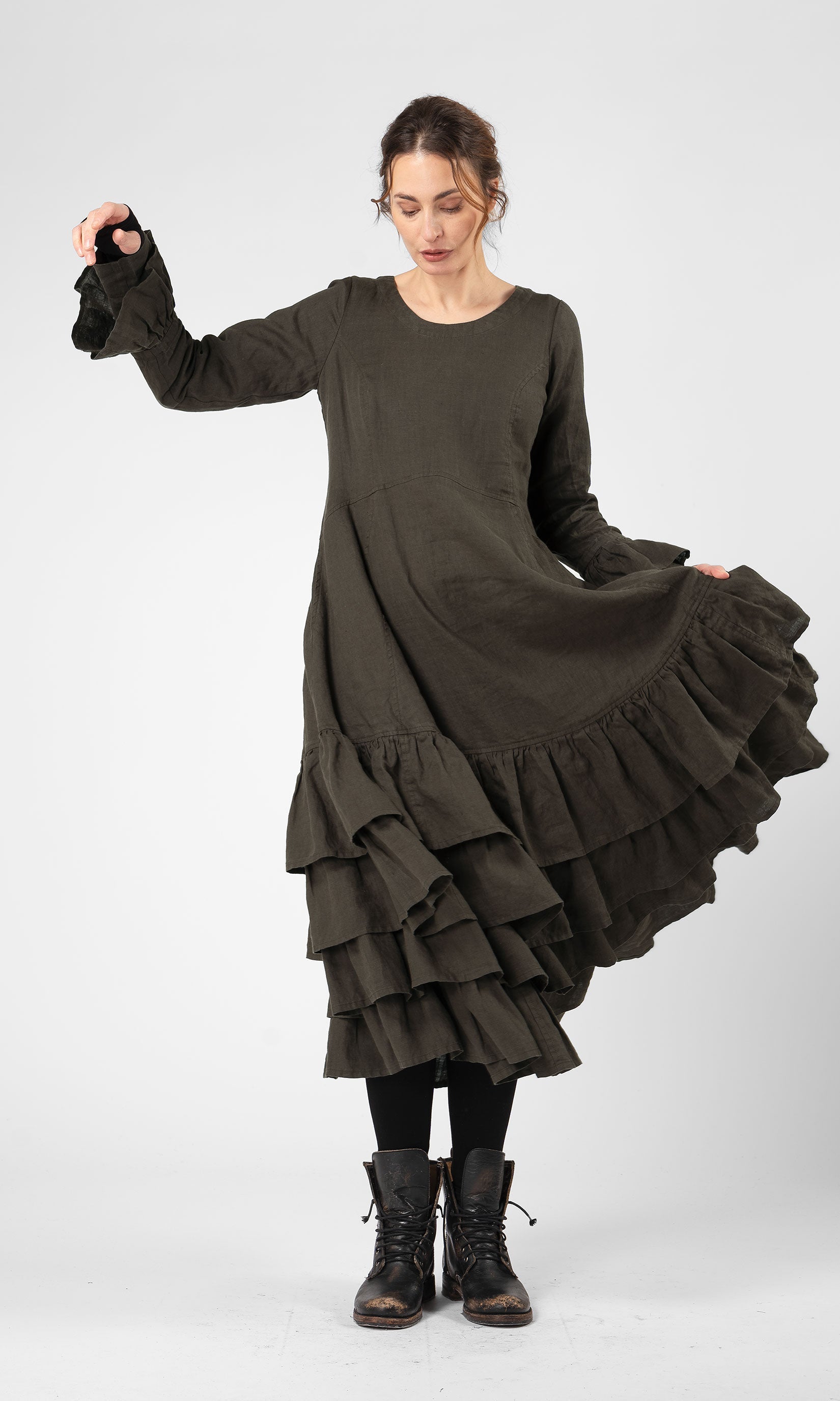 Linneklänning med volanger i nederkant och ärmslut