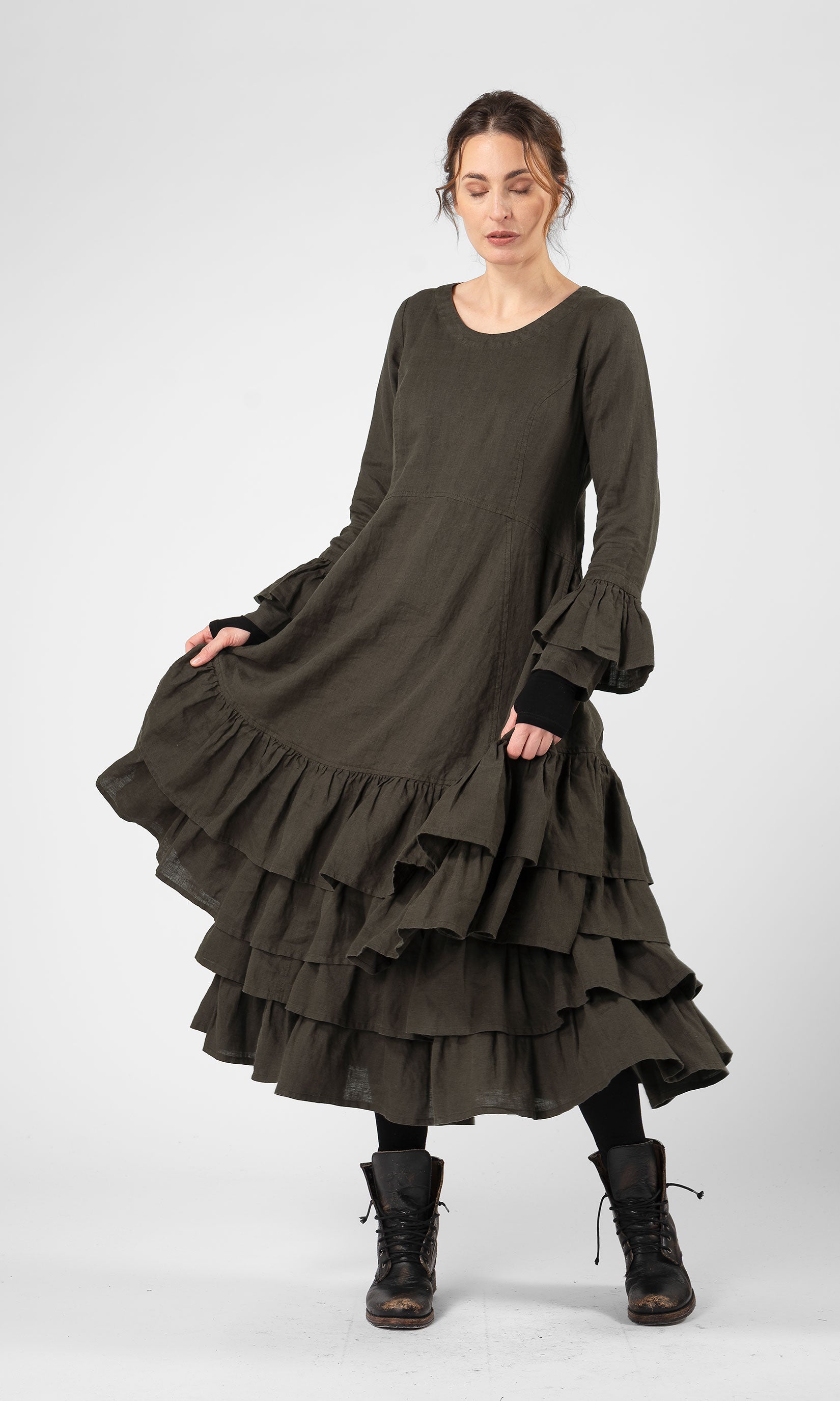 Linneklänning med volanger i nederkant och ärmslut